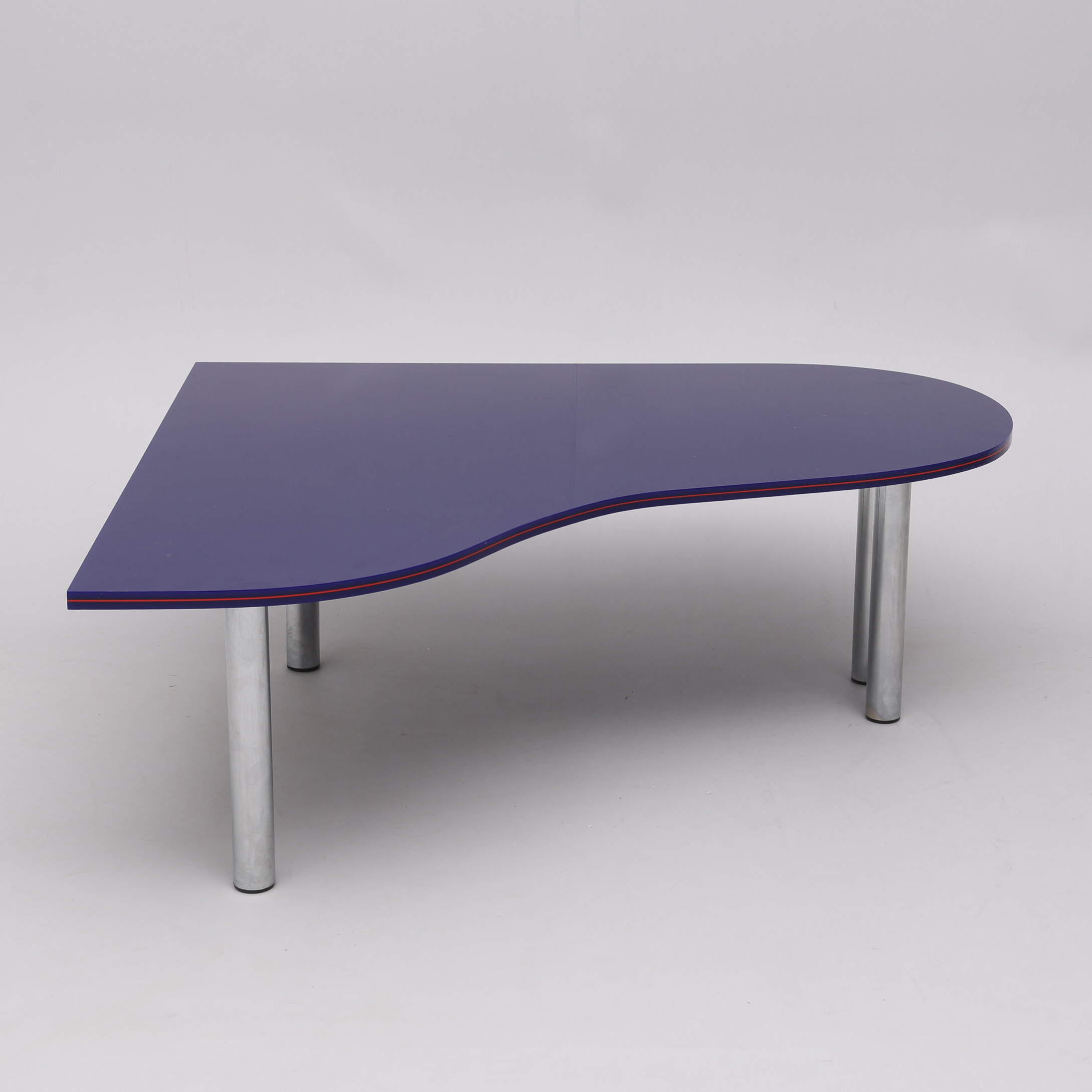 SOFFBORD I FORM AV EN FLYGEL, MODERN TILLVERKNING.