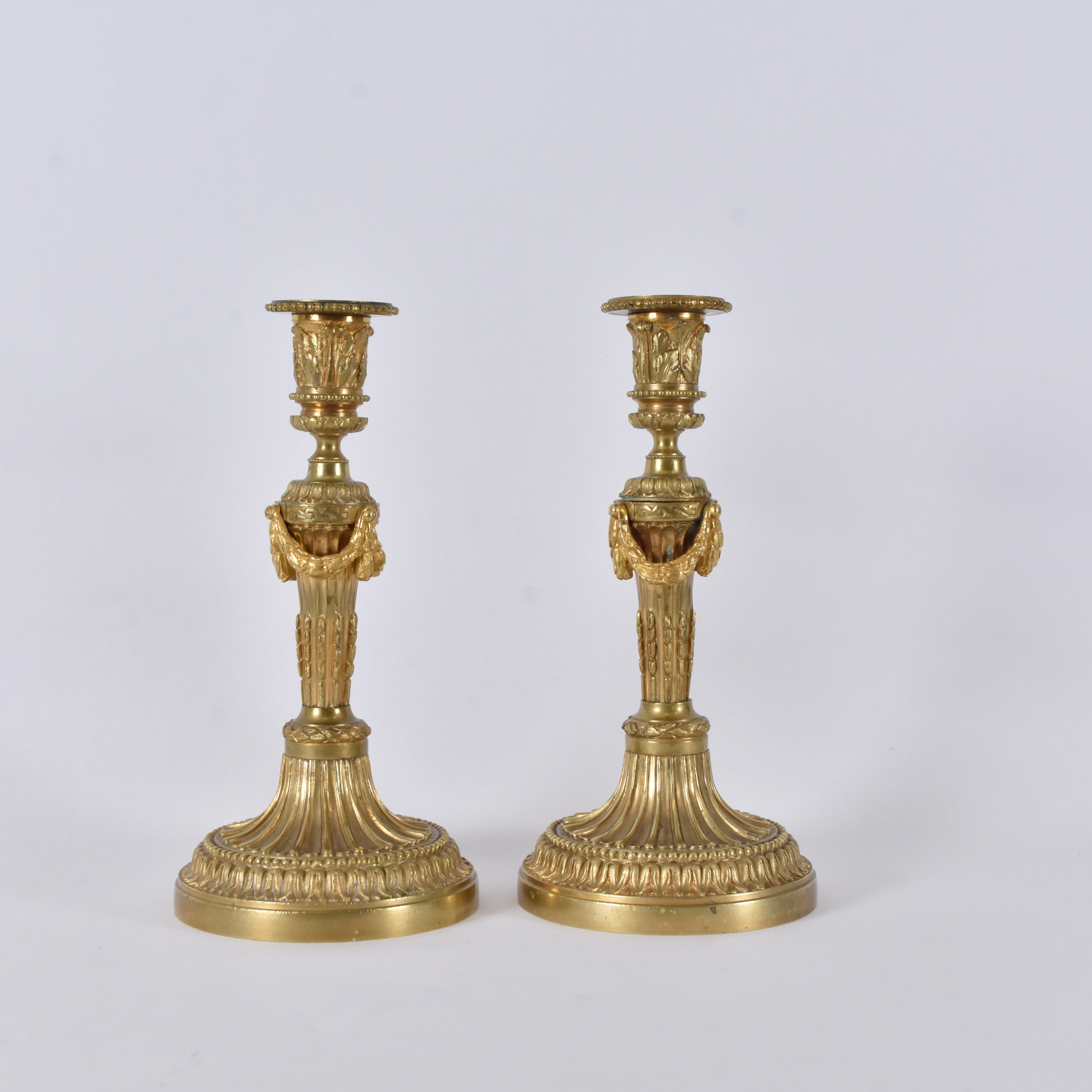 LJUSSTAKAR, 1par, förgylld brons, Louis XVI-stil, antagligen Frankrike, 1800-talets mitt eller 2 hälft.