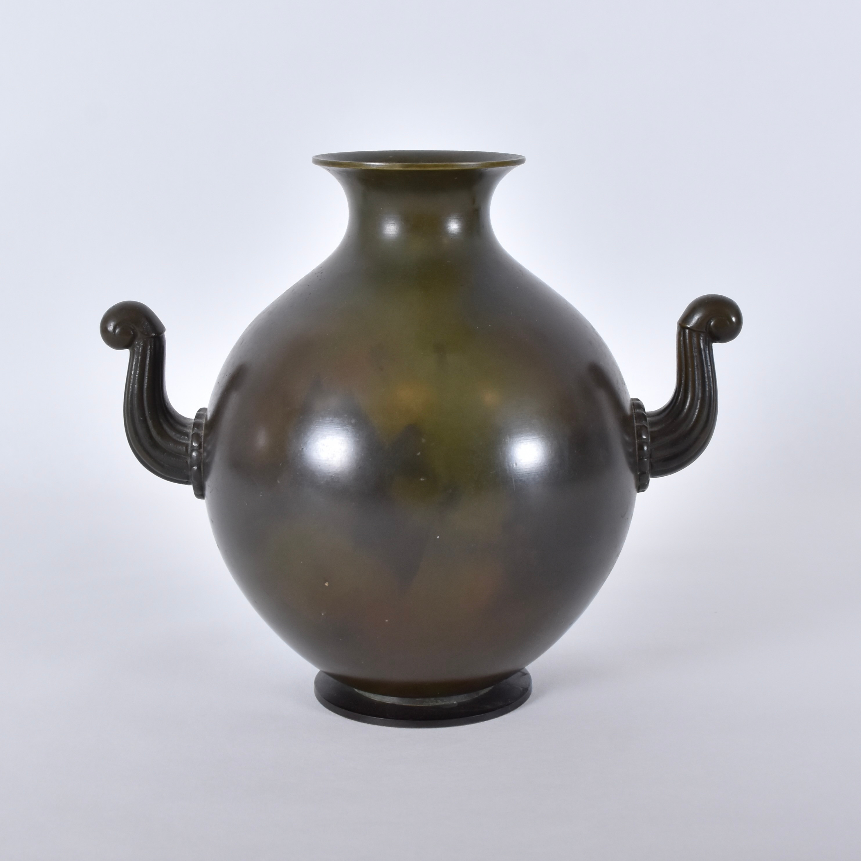 OKÄND KONSTNÄR. HÄNKELVAS, patinerad brons, GAB art-déco, 1920-tal.