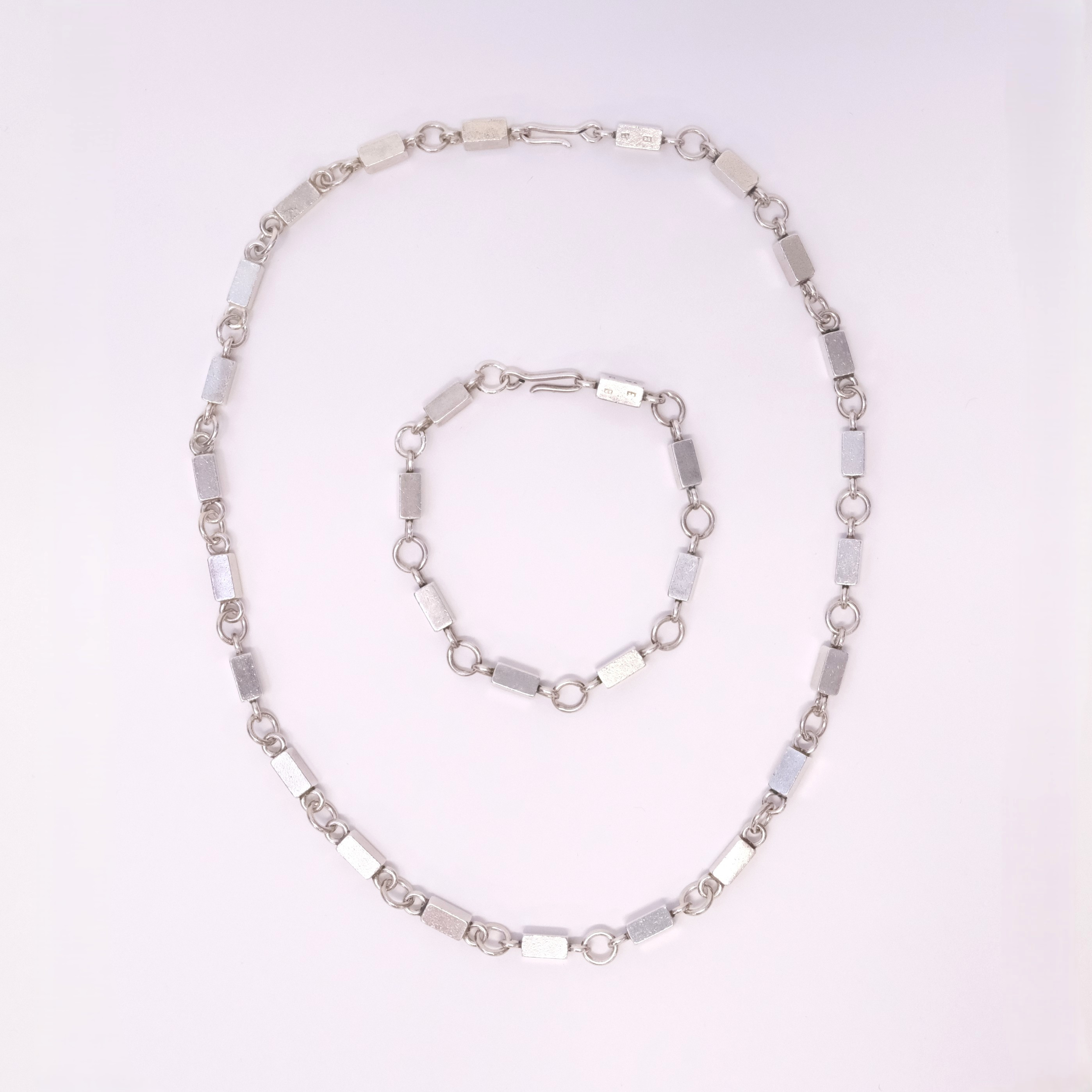 WIWEN NILSSON. COLLIER OCH ARMBAND MED STAVAR OCH RINGAR.