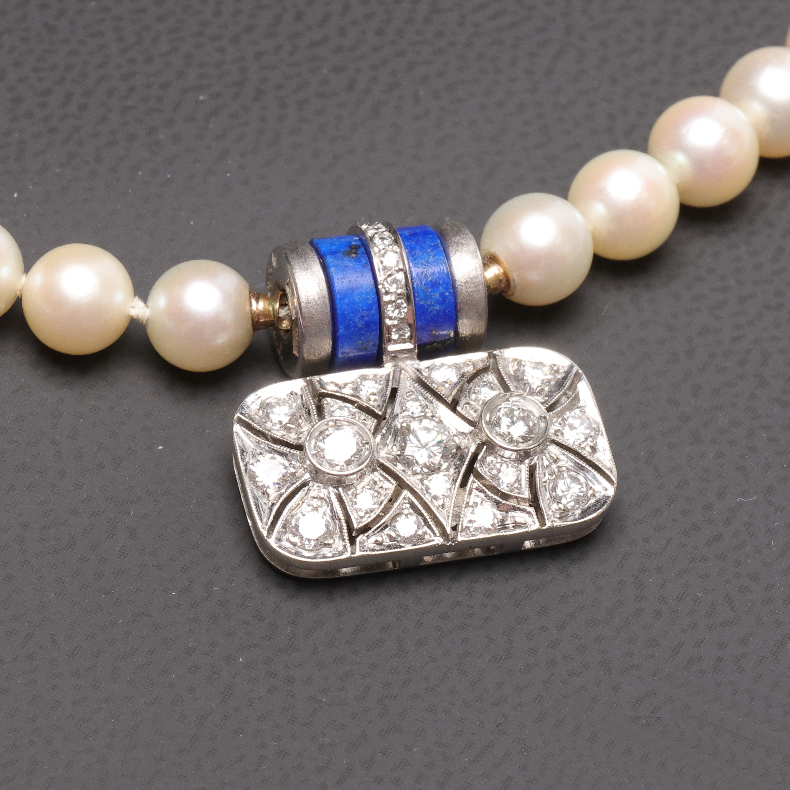 GAUDY. collier, art deco, odlade pärlor och Lapis lazuli, lås 18k vitguld med diamanter, Stockholm, 1989.