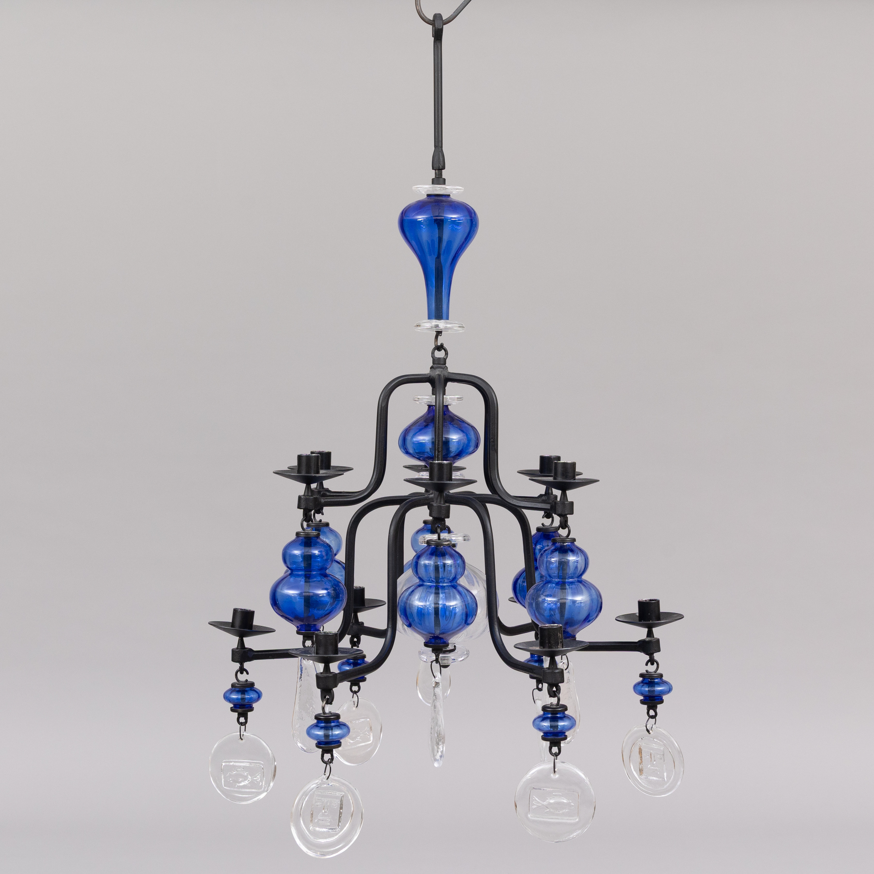 ERIK HÖGLUND. Ljuskrona, 12 ljushållare, smide, glas, 1960-tal.
