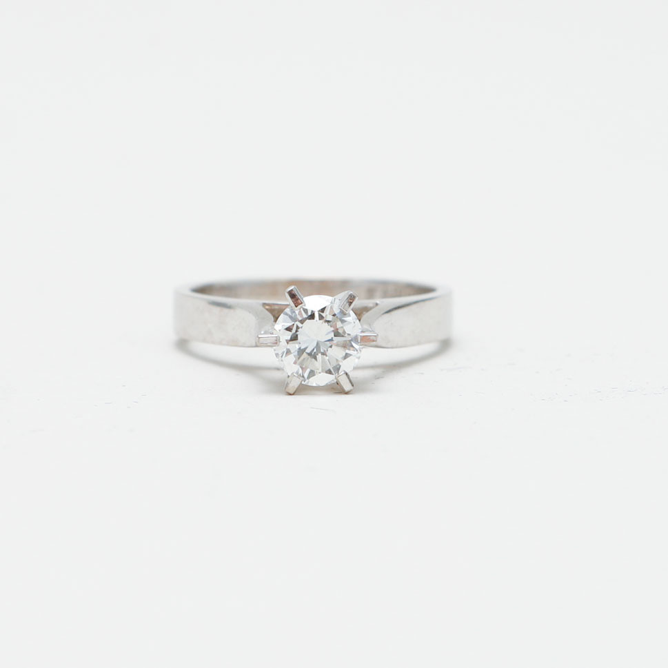 RING, 18k vitguld, briljantslipad diamant, ca 0,90 ct, vikt ca 6,3 gram.