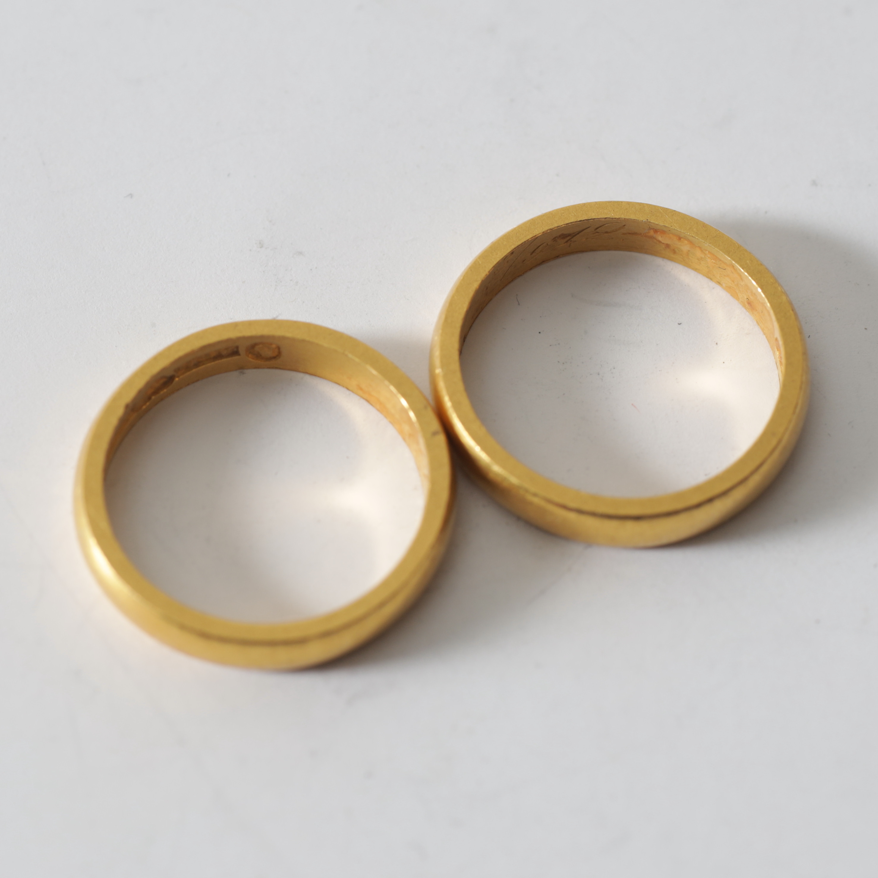 RINGAR, 2 st, 23K guld. Totalvikt ca 13 gram.