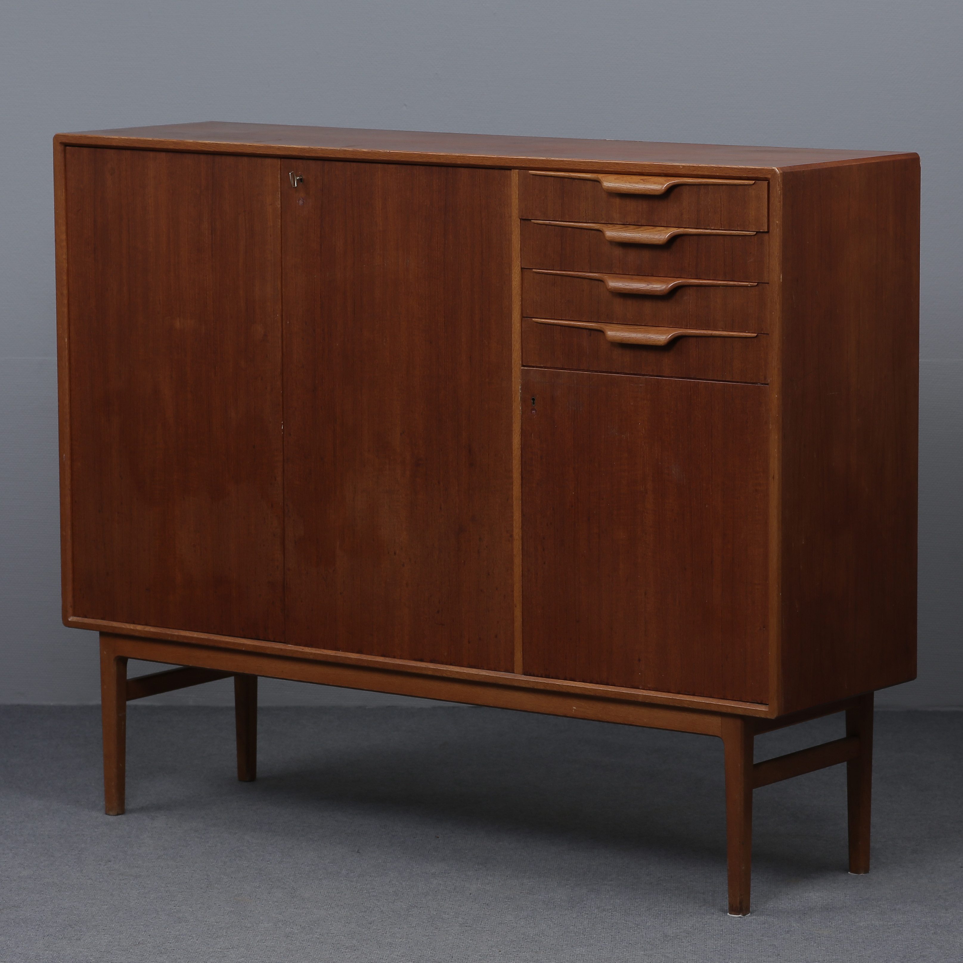 BERTIL FRIDHAGEN. SIDEBOARD, TEAK, DRAGHANTAG OCH LISTER I EK, BODAFORS 1958.