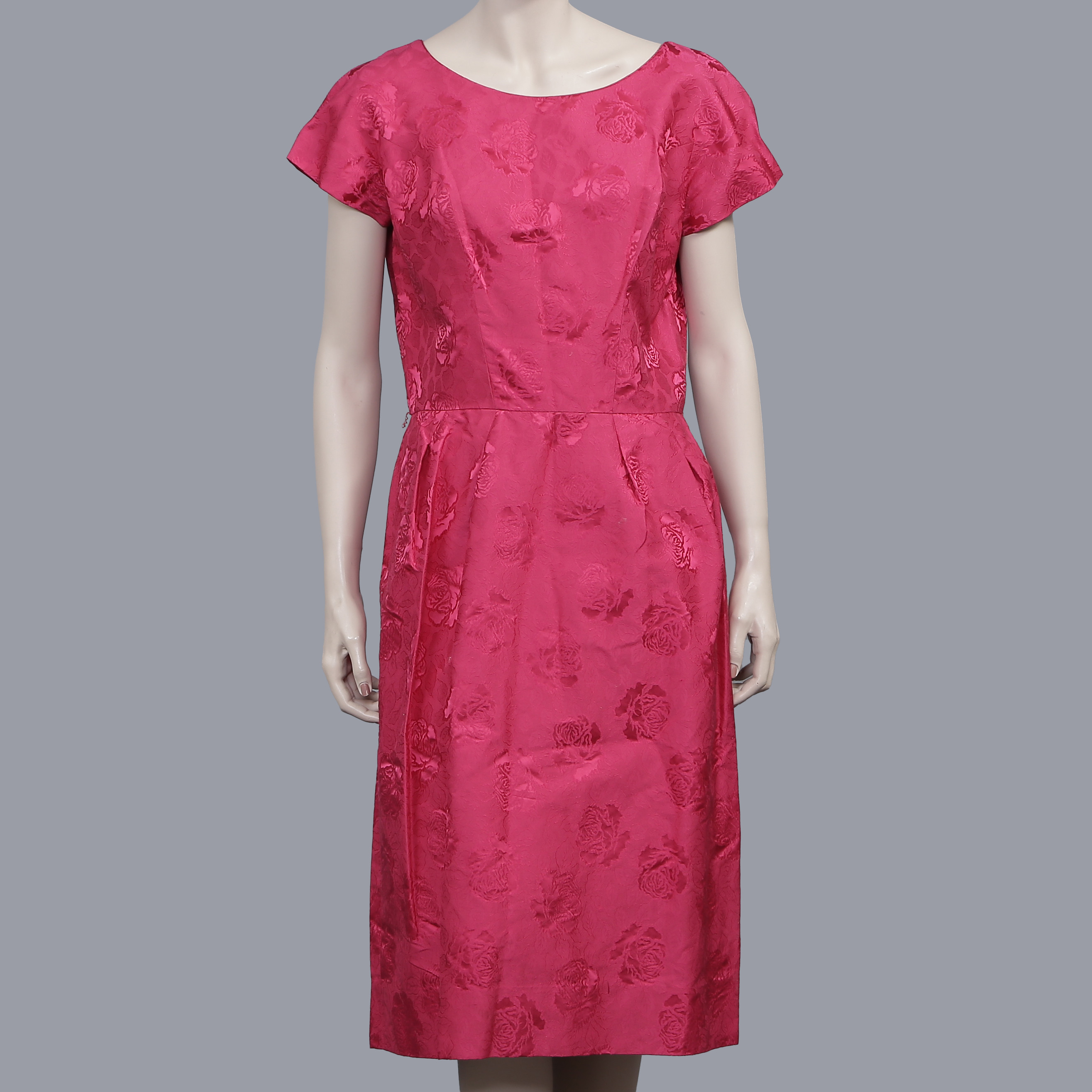 ROYAL LYNN, CERISE KLÄNNING, 100% SILKE, MADE IN ROYAL CROWN COLONY OF HONG KONG, 1950/1960-TAL.