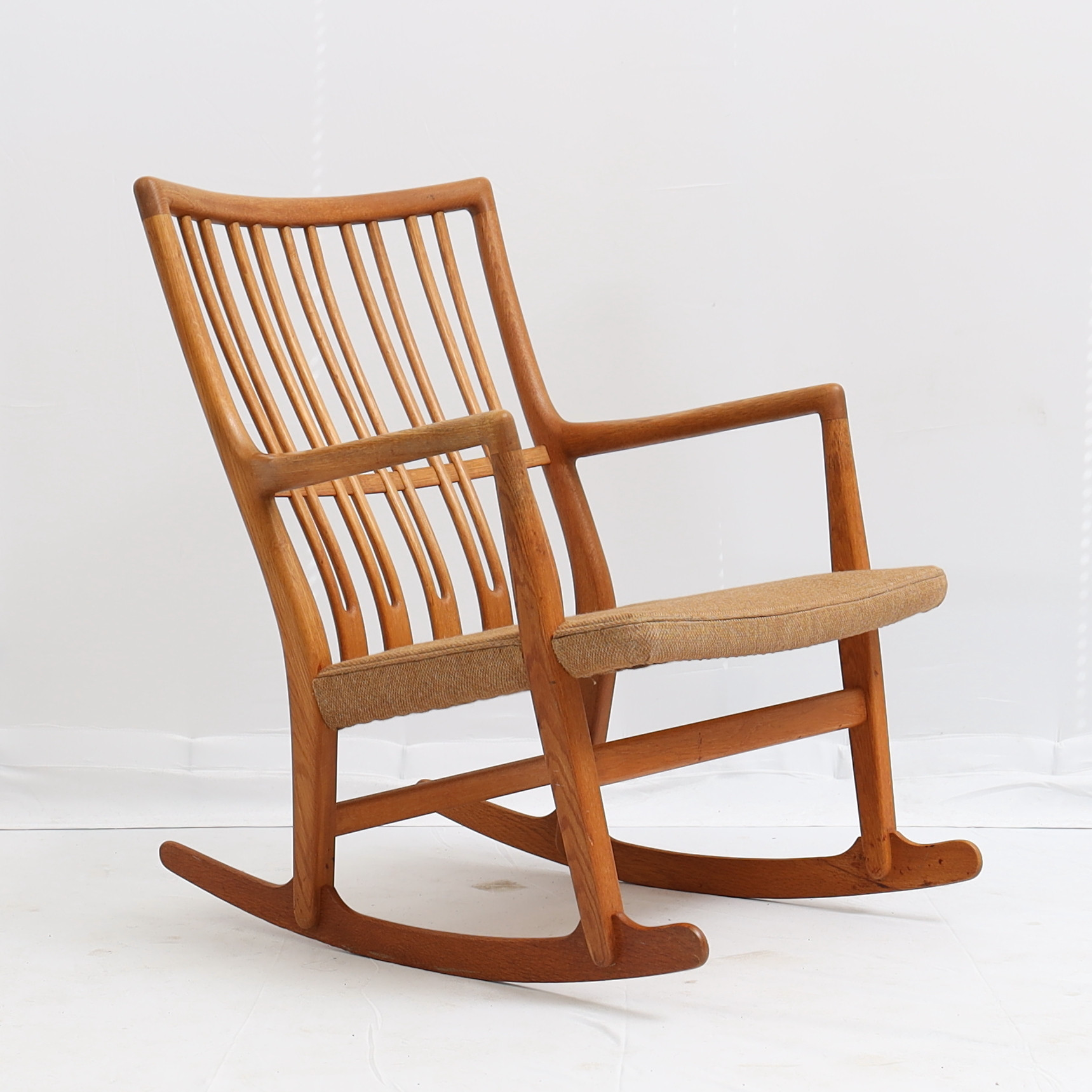 HANS J. WEGNER. För Mikael Laursen, gungstol, modell "ML 33" ek, 1960-tal, Danmark.