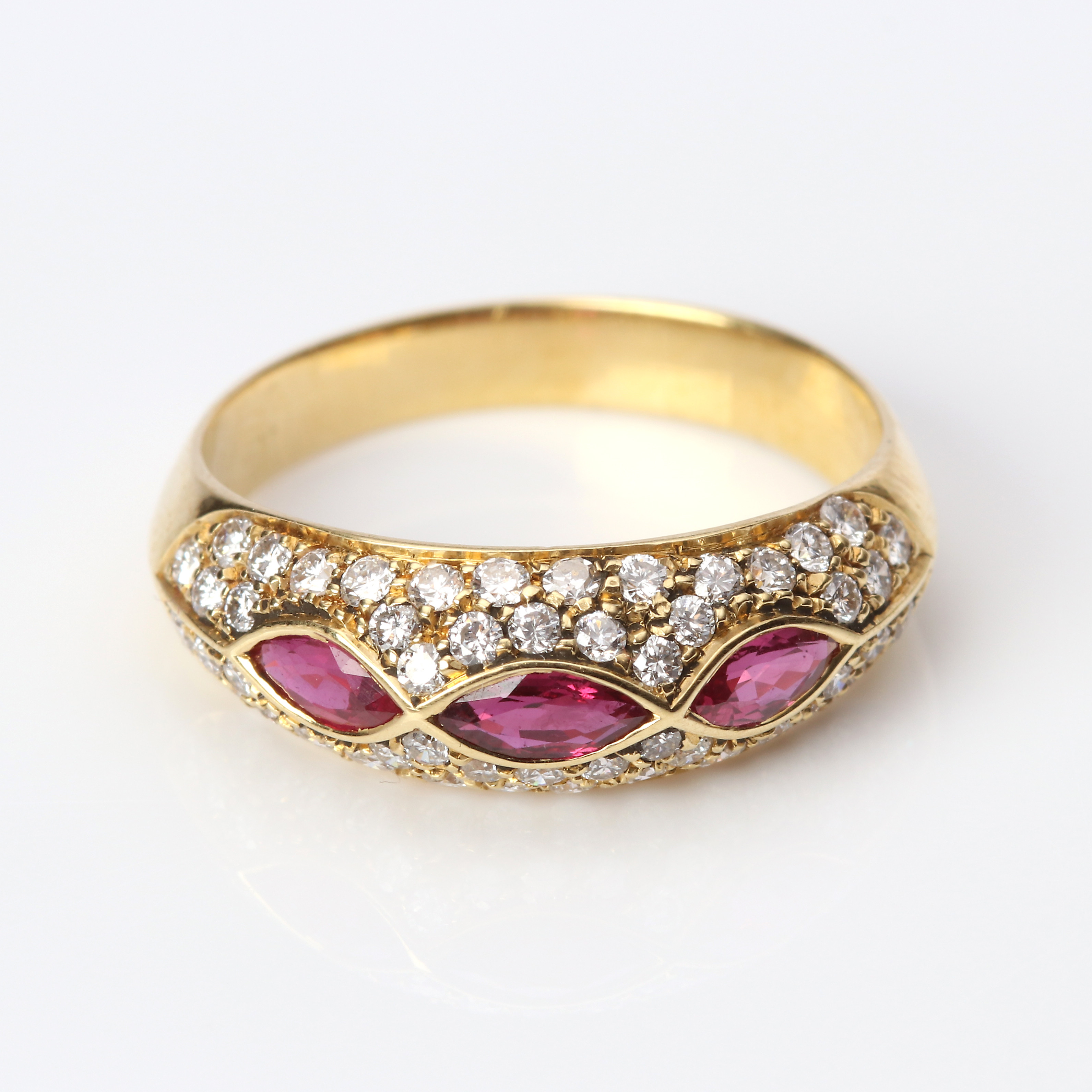 RUBIN- OCH DIAMANTRING. 18k guld med tre fasetterade rubiner samt briljantslipade diamanter, totalvikt ca 3,8 gram.