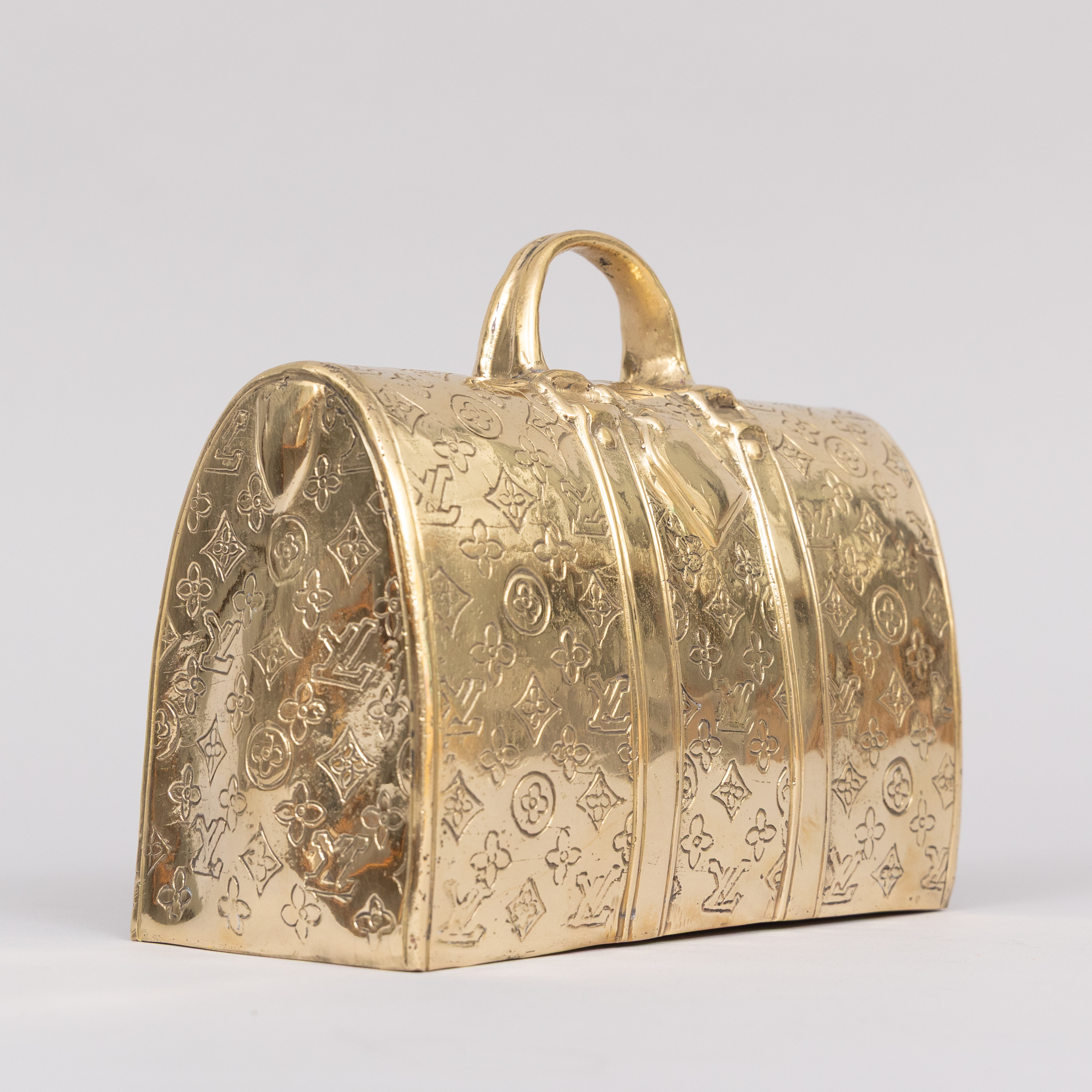ANDREAS WARGENBRANT. Hommage Louis Vuitton, guldpatinerad brons, handsignerad.