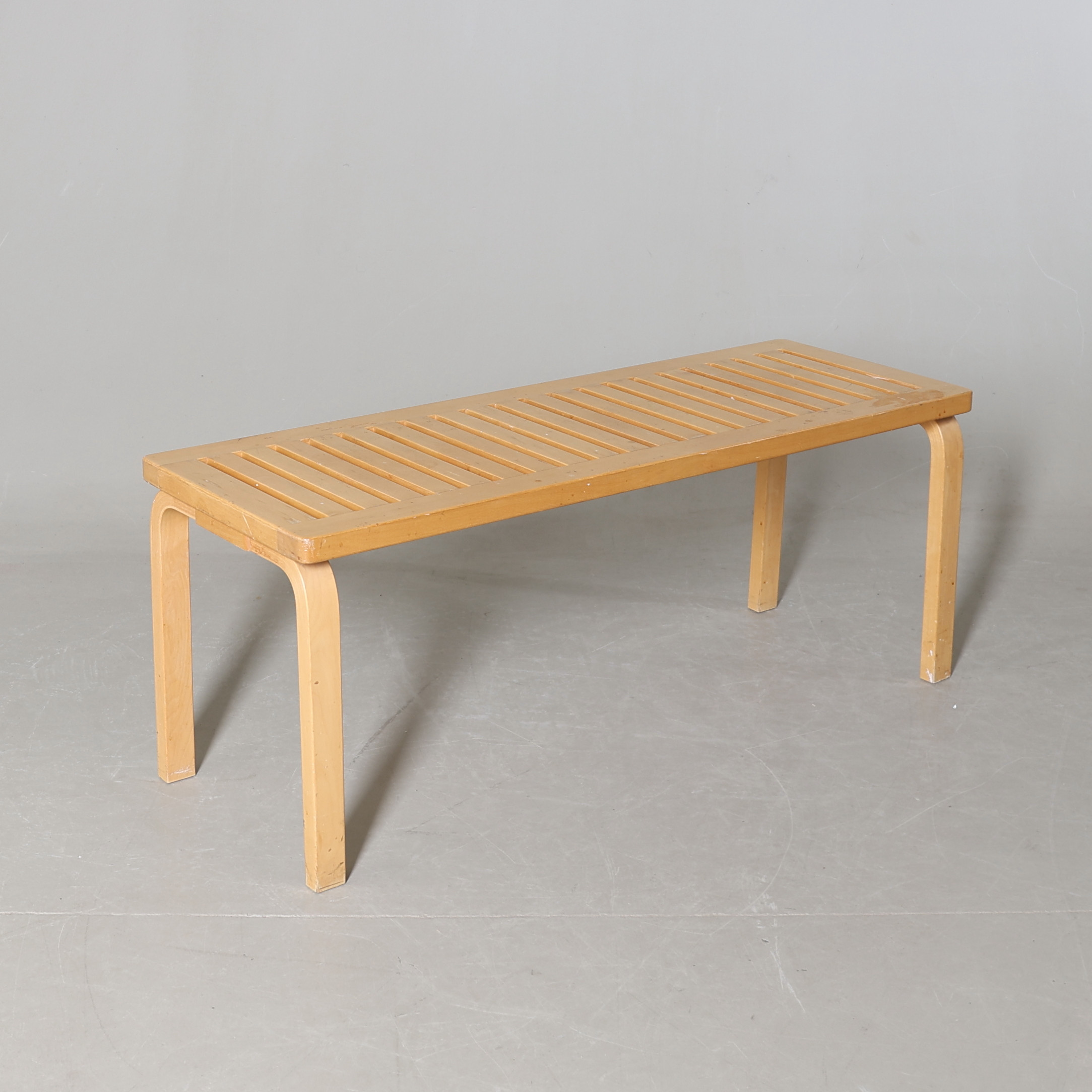 ALVAR AALTO. bänk, mod. 153A, Artek, Finland.