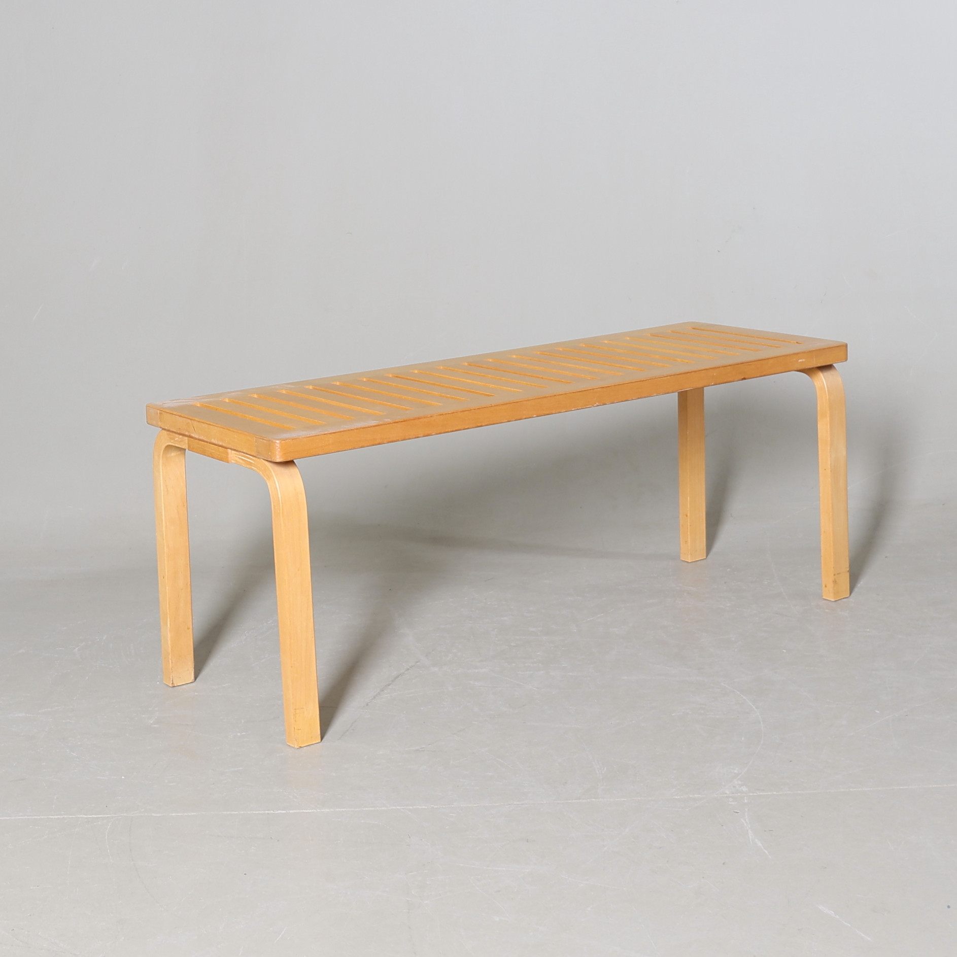 ALVAR AALTO. bänk, mod. 153A, Artek, Finland.