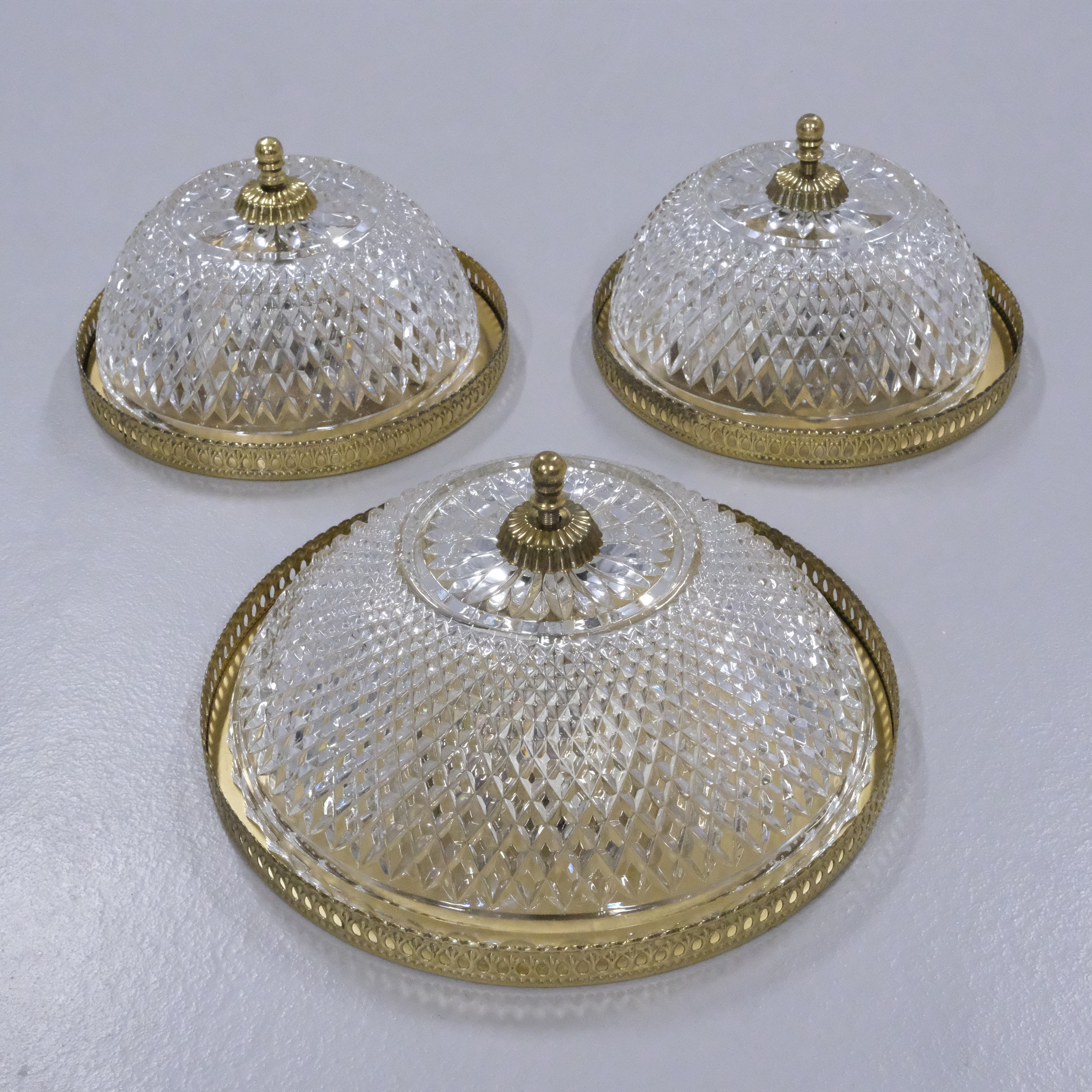 TAKPLAFONDER, GLAS OCH MÄSSING, 1900-TAL, 3 DELAR.