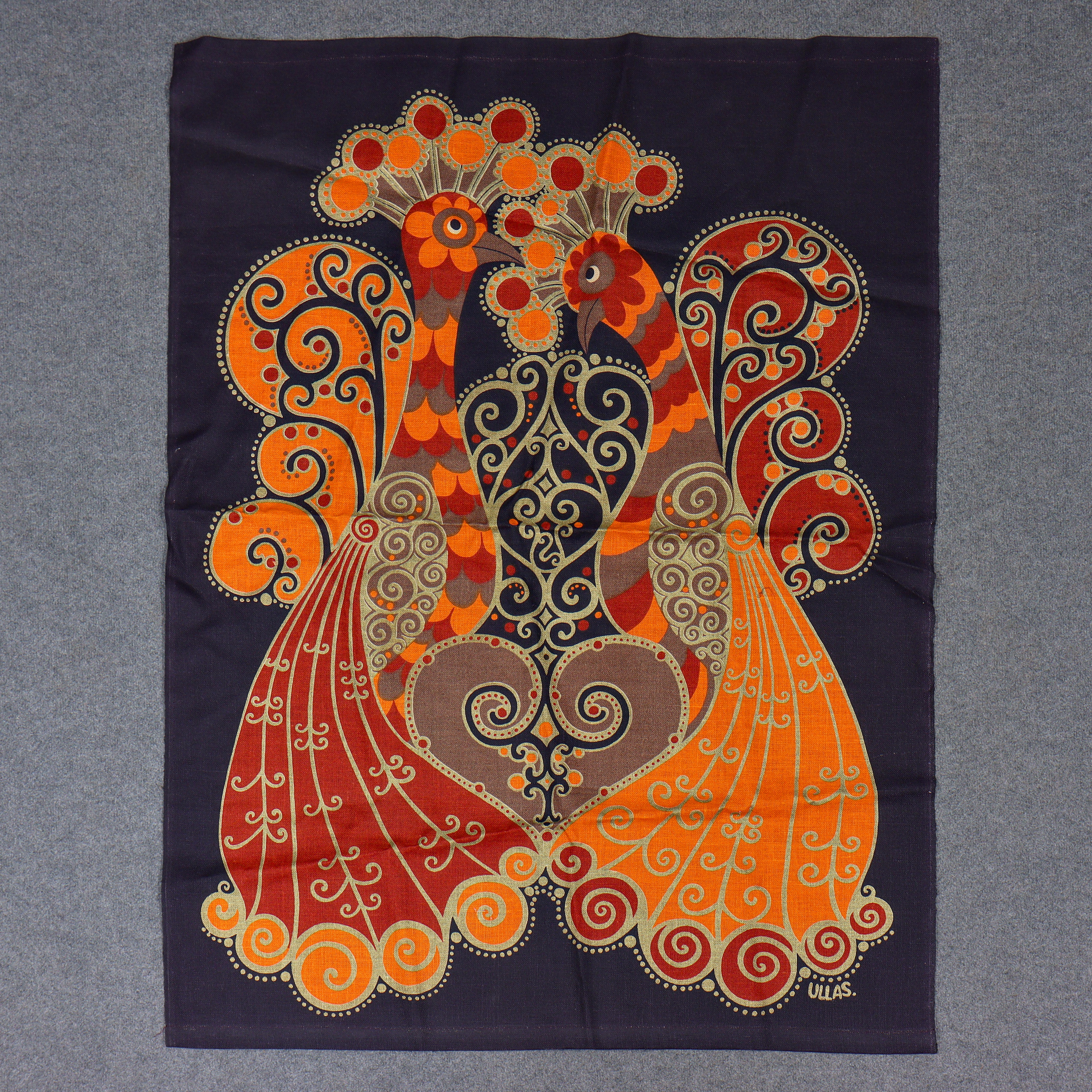 ULLA SCHEUER, VÄGGBONAD MED TEXTILTRYCK "PÅFÅGLAR", LINI OF SWEDEN, SIGNERAT ULLAS, 1960/1970-TAL.