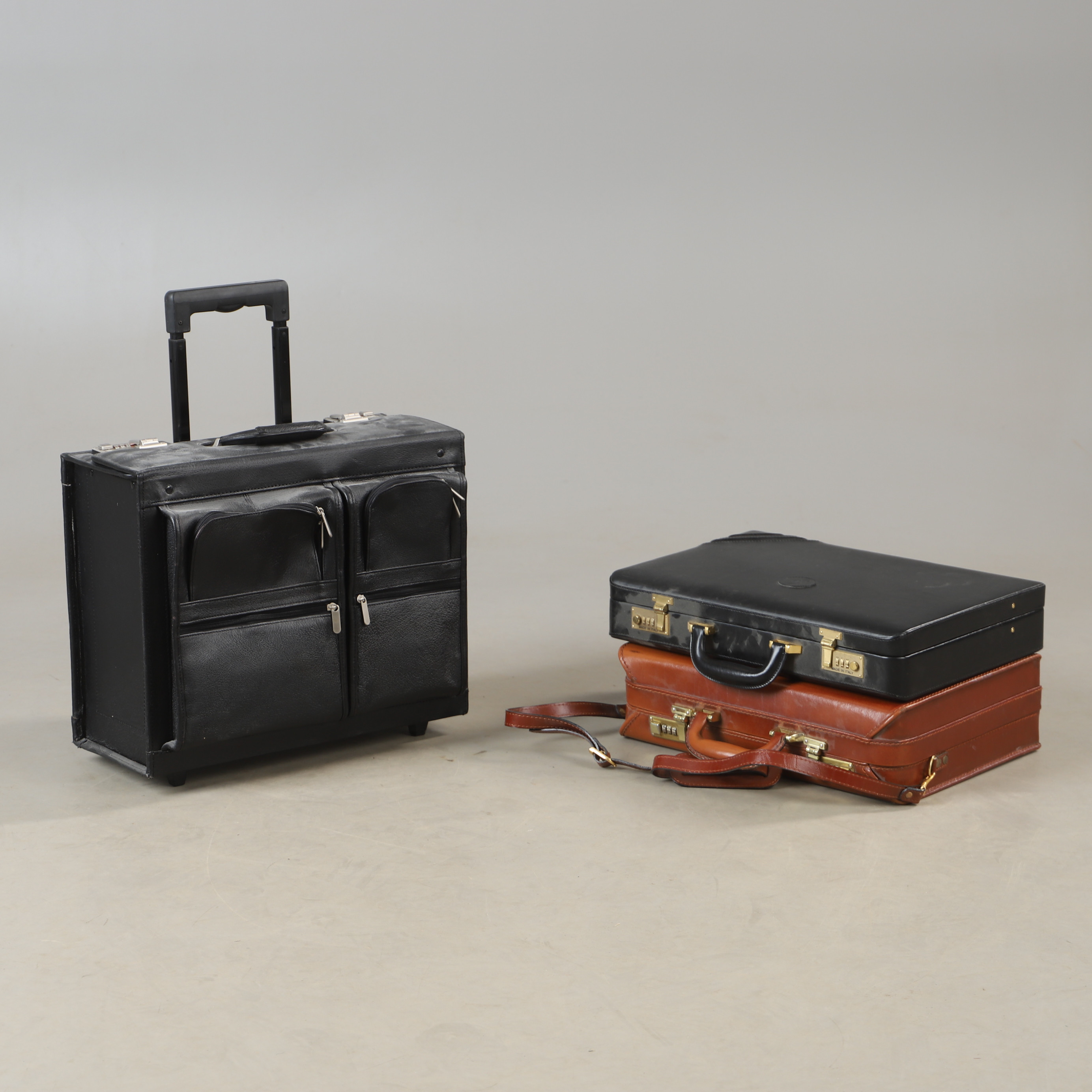 RESVÄSKA SAMT PORTFÖLJER, 3 stycken, skinn, 1900-talets slut.