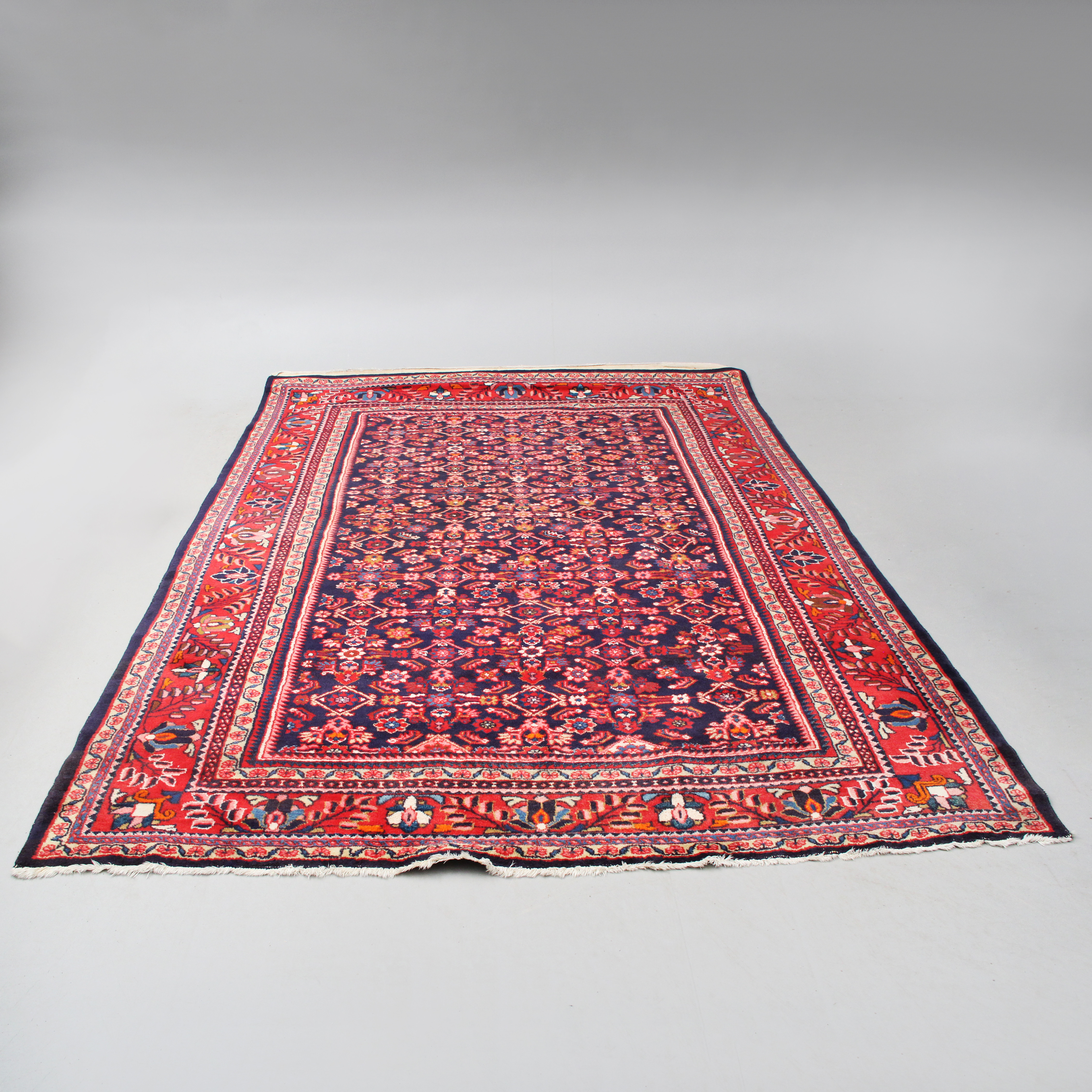 MATTA, Orientalisk, röd. sannolikt 1900-talets mitt. 233x331.