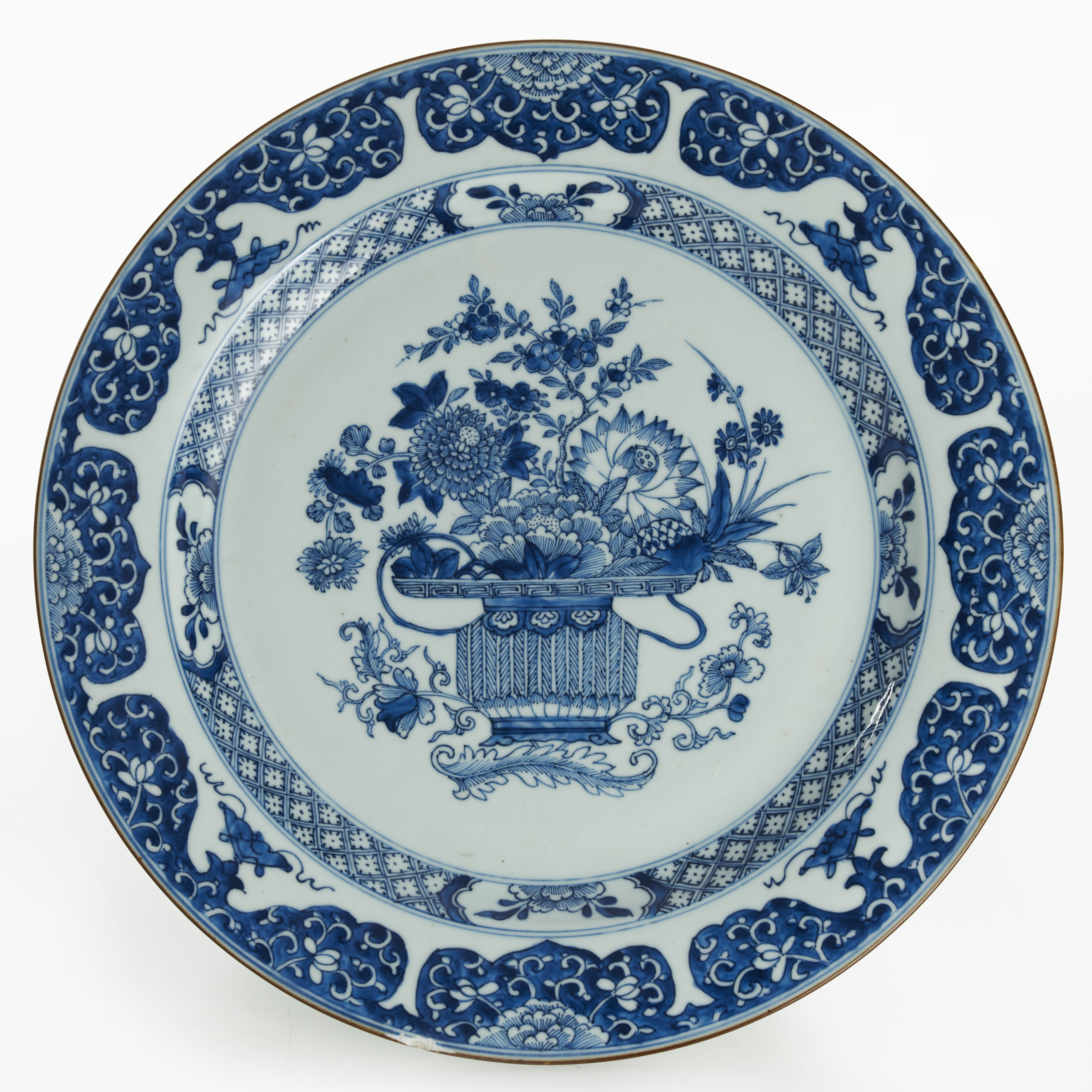 FAT, porslin, Kina, dekor i underglasyrblått av blomsterkorg, Qianlong (1736-1795).