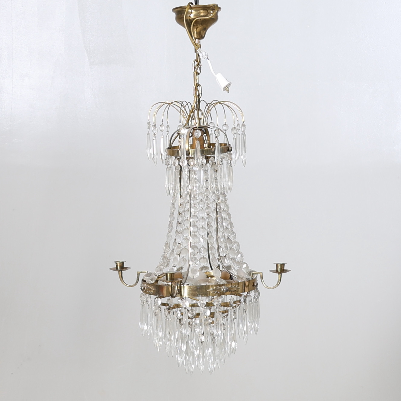 LJUSKRONA, behängd med prismor, mässing, 1900-tal.