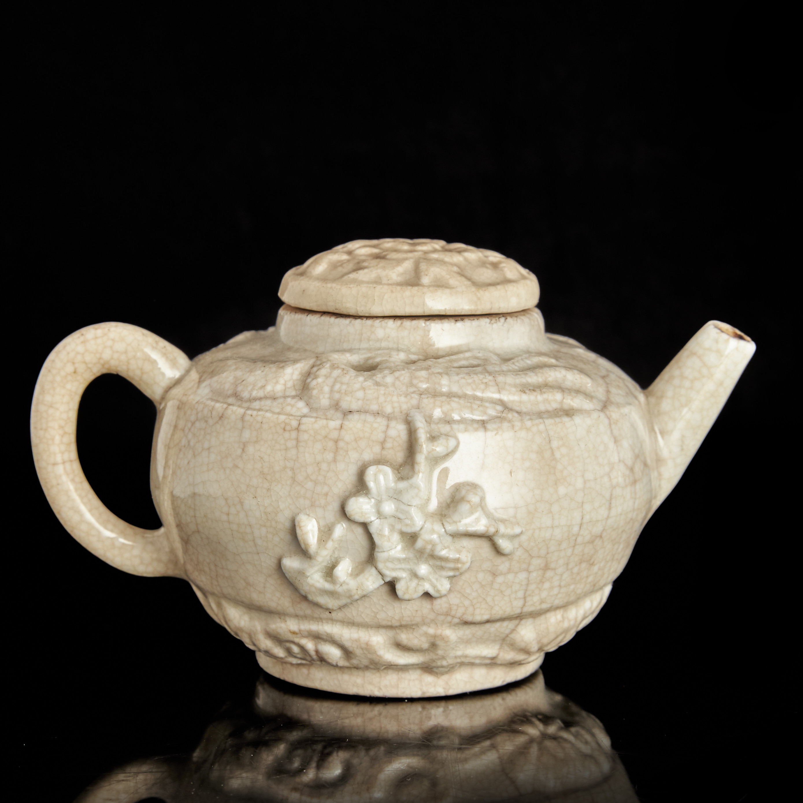 MINIATYRKANNA med LOCK, keramik, Kina, vitglaserad med dekor av prunus och fenixfåglar i relief, Qingdynastin (1644-1912).