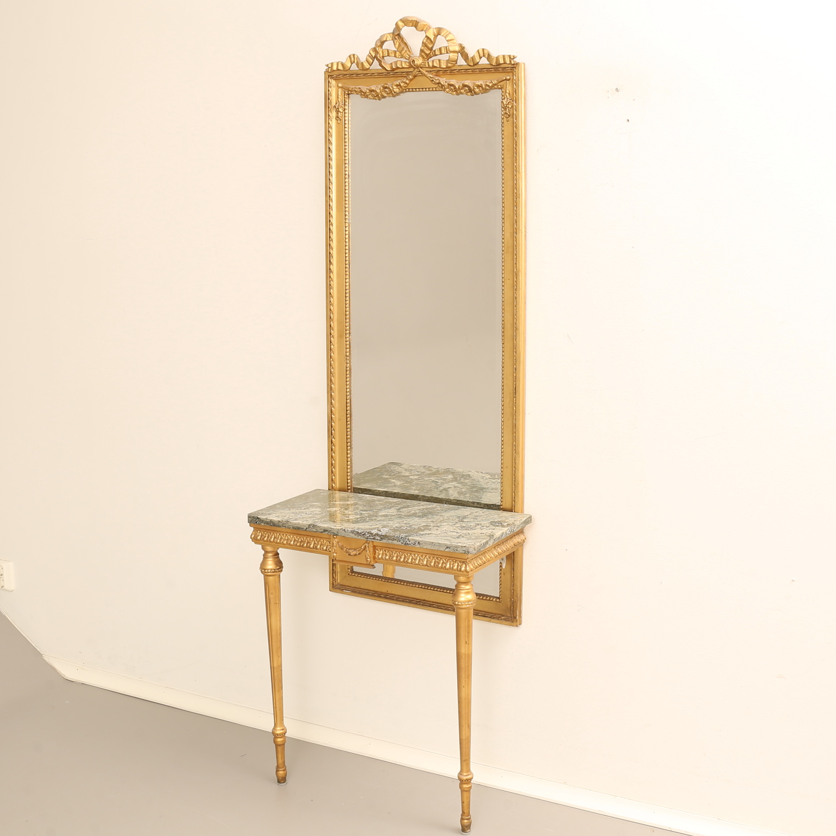 SPEGEL med konsolbord, gustaviansk stil, tidigt 1900-tal.