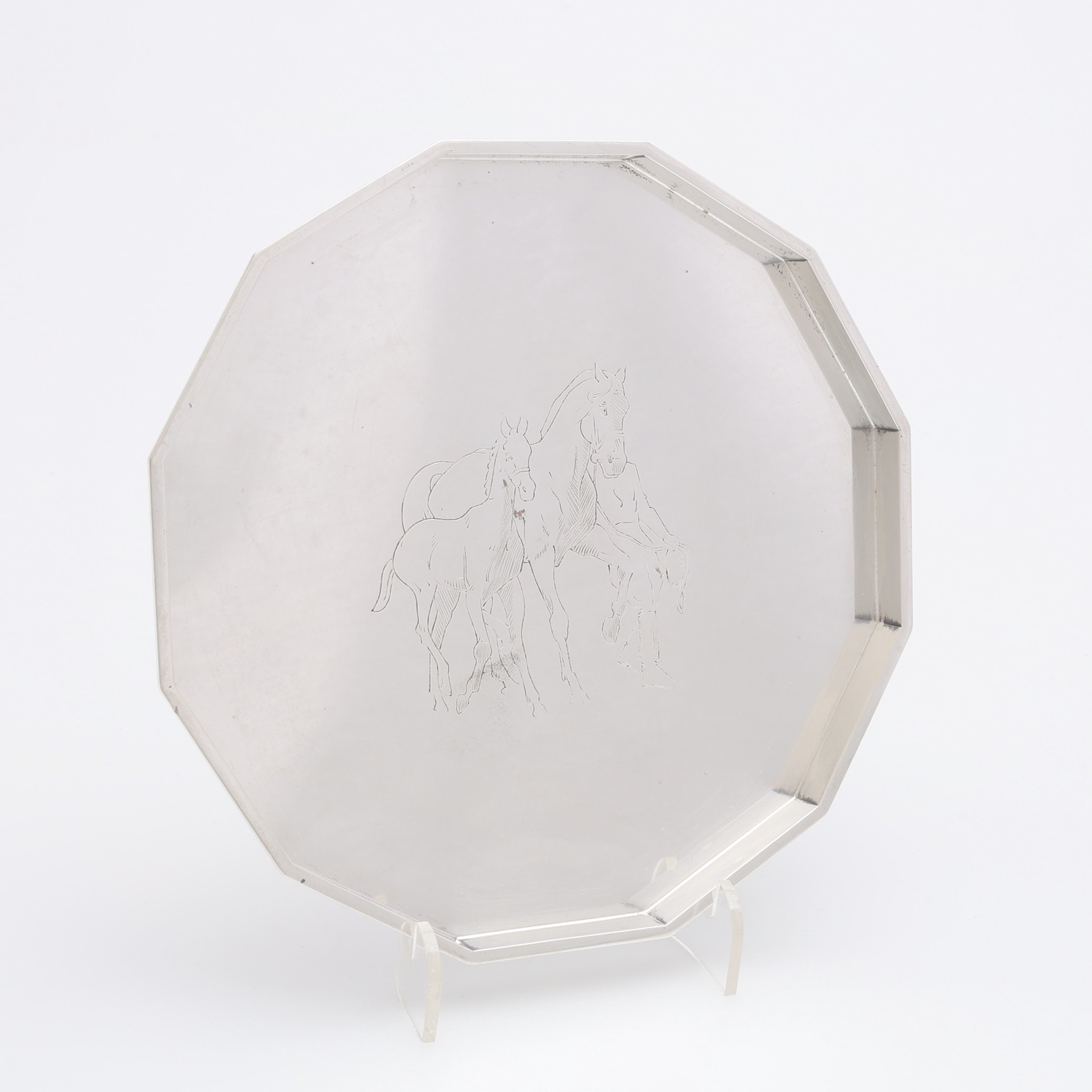 WIWEN NILSSON. PRISGRAVERAD TOLVKANTAD BRICKA, STERLINGSILVER, STÄMPELSIGNERAD, LUND, 1962.