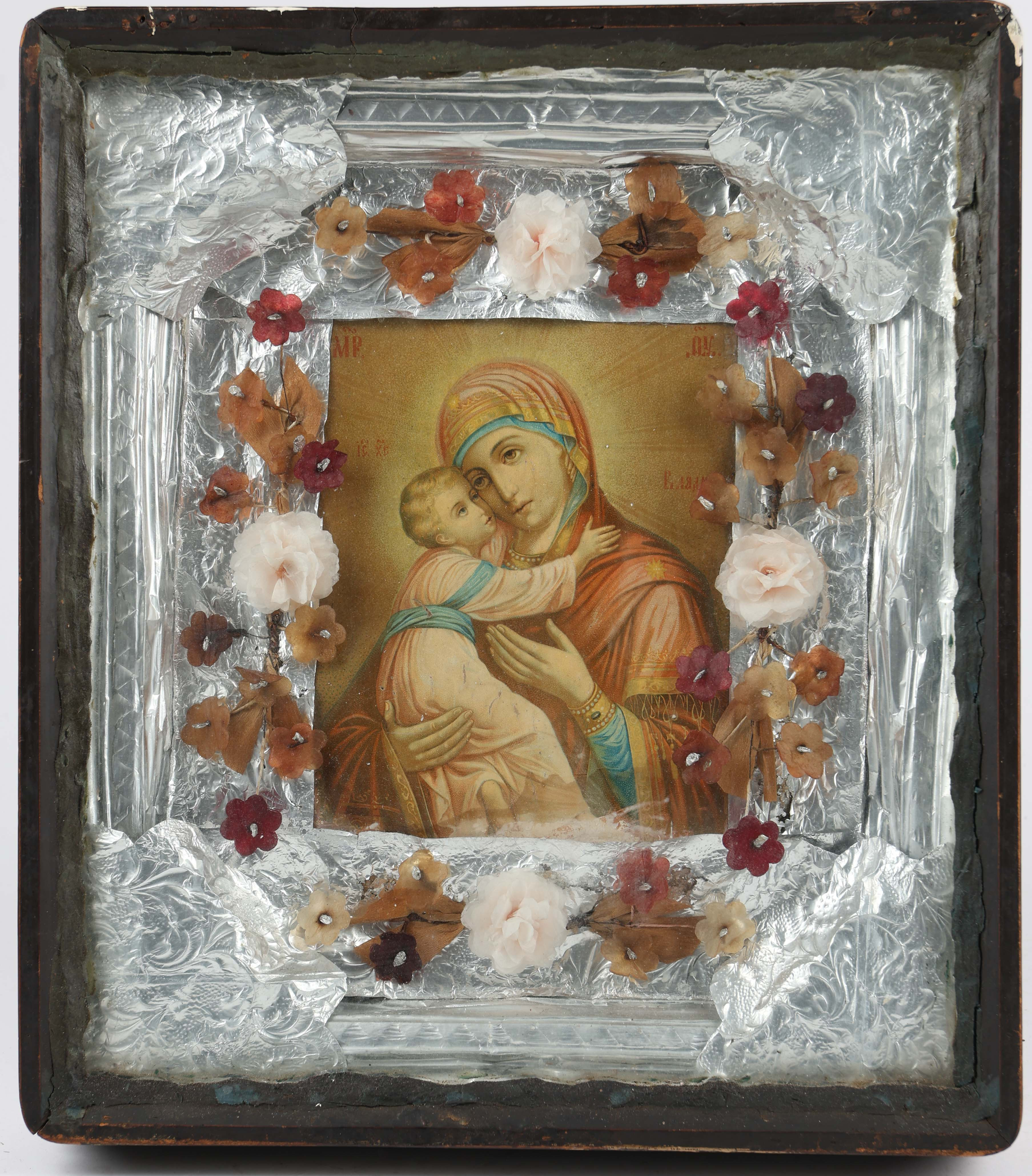IKON, Ryssland, inramat tryck med dekorblommor och dekormetall, 1900-tal.