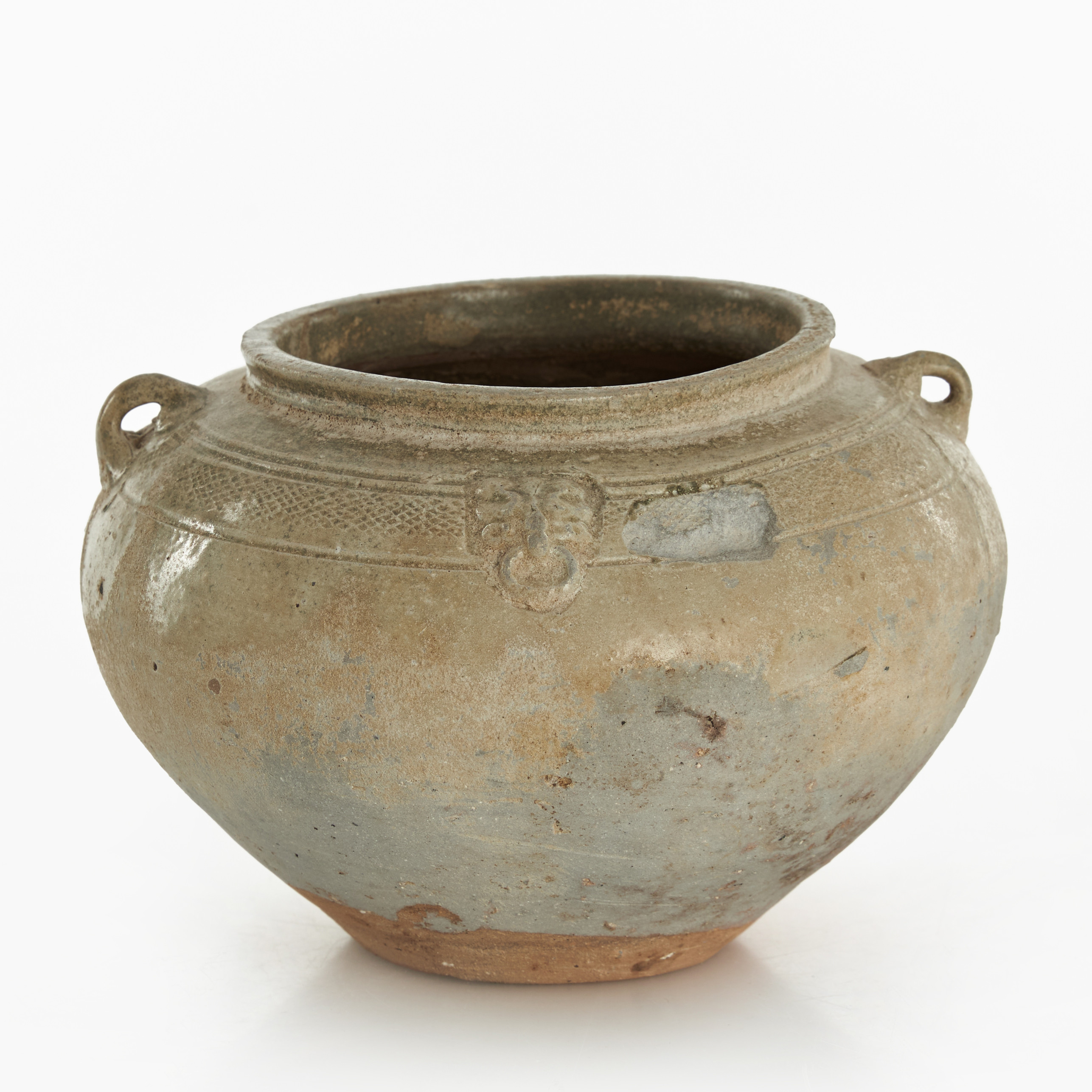 KRUKA, keramik, Kina, ljust gråaktig glasyr, dekor av taotie-masker i relief samt små hänklar, De sex dynastierna (220-589).