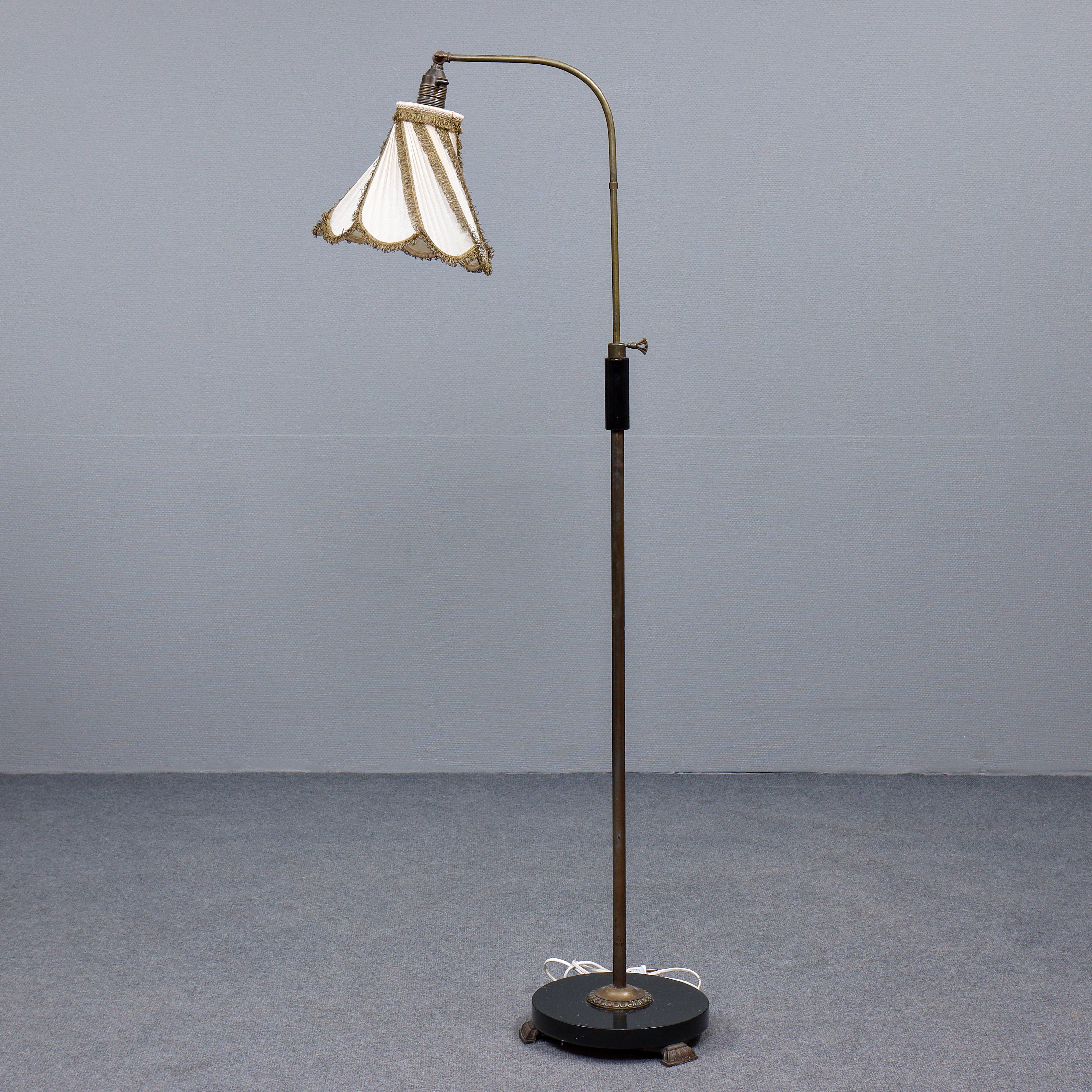 GOLVLAMPA "ART DECO" MÄSSING MED TRÄFOT, 1930/1940-TAL.