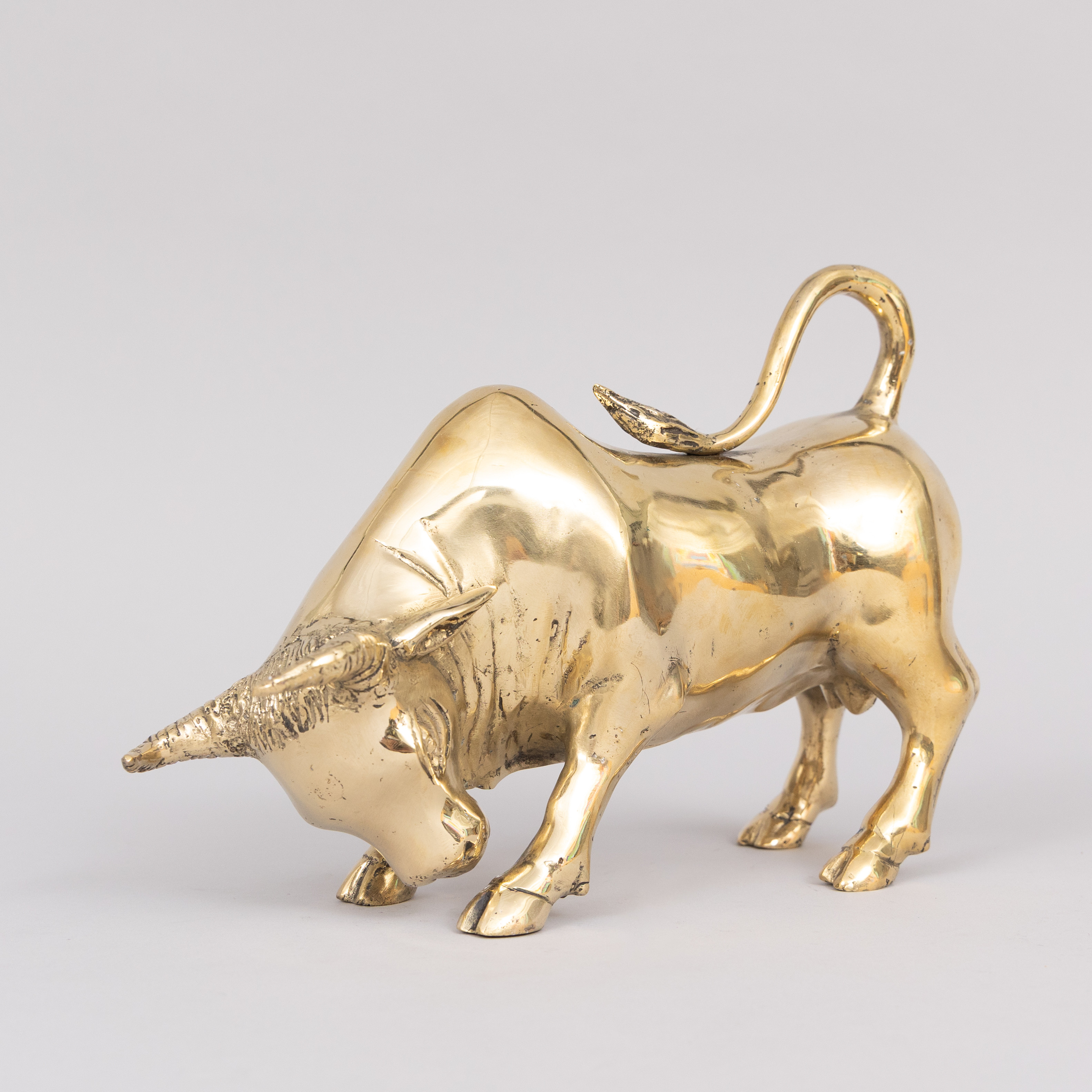 SKULPTUR, "Fighting Bull", guldpatinerad brons, Art People Gallery Sweden, Stämplad APG.