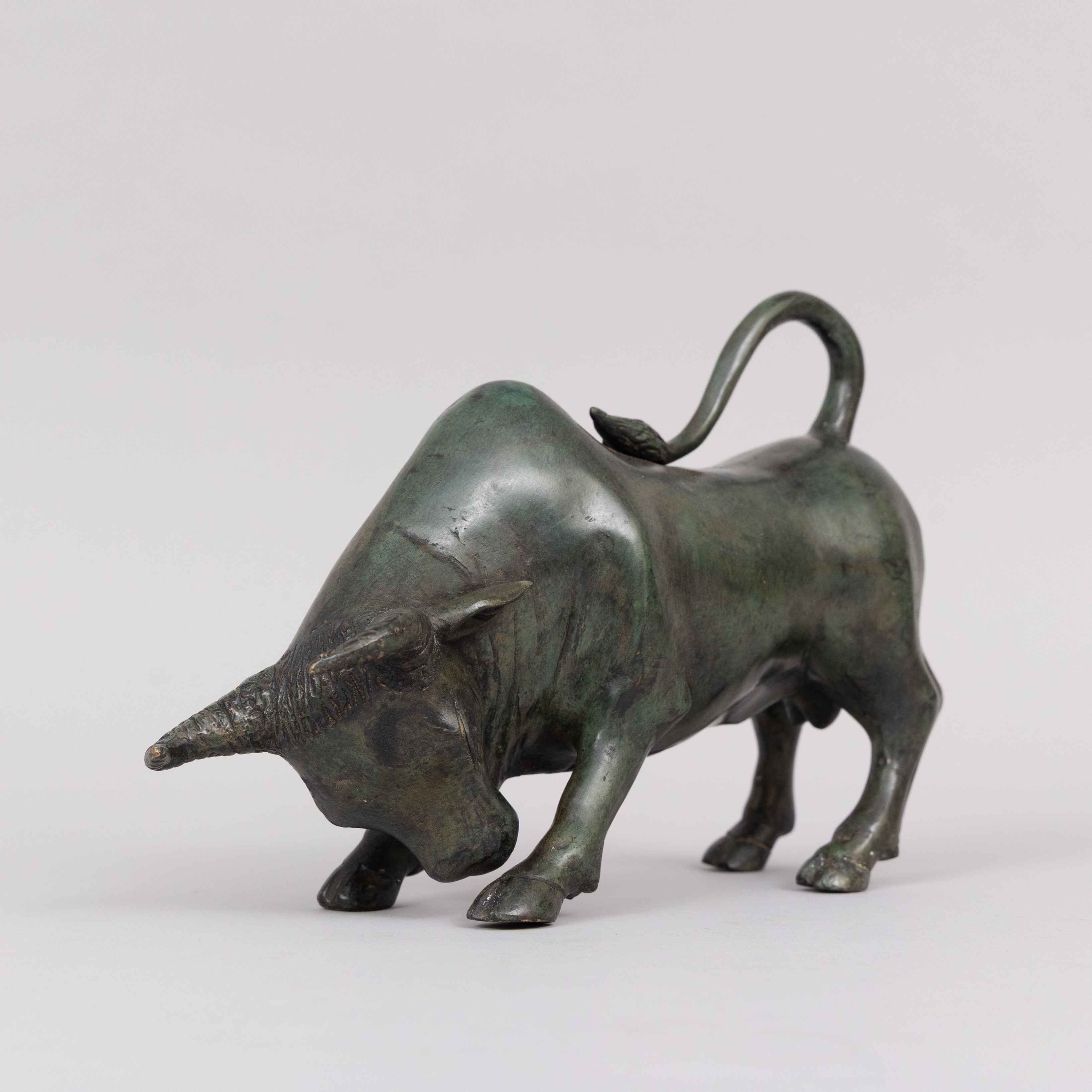 SKULPTUR, "Fighting Bull", grönpatinerad brons, Art People Gallery Sweden, Stämplad APG.