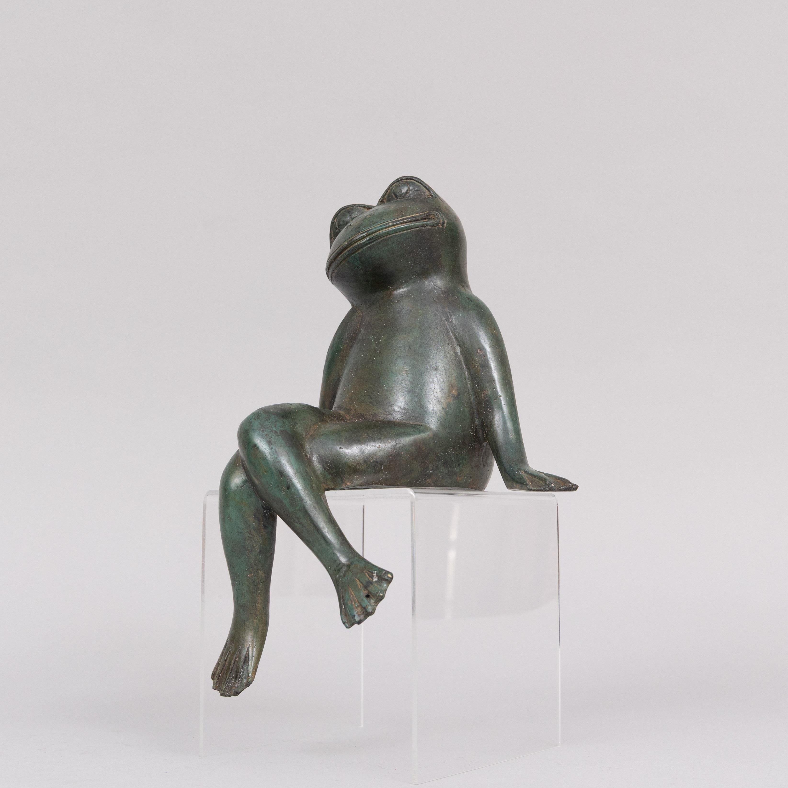 SKULPTUR, sittande groda, grönpatinerad brons, stämplad APG.
