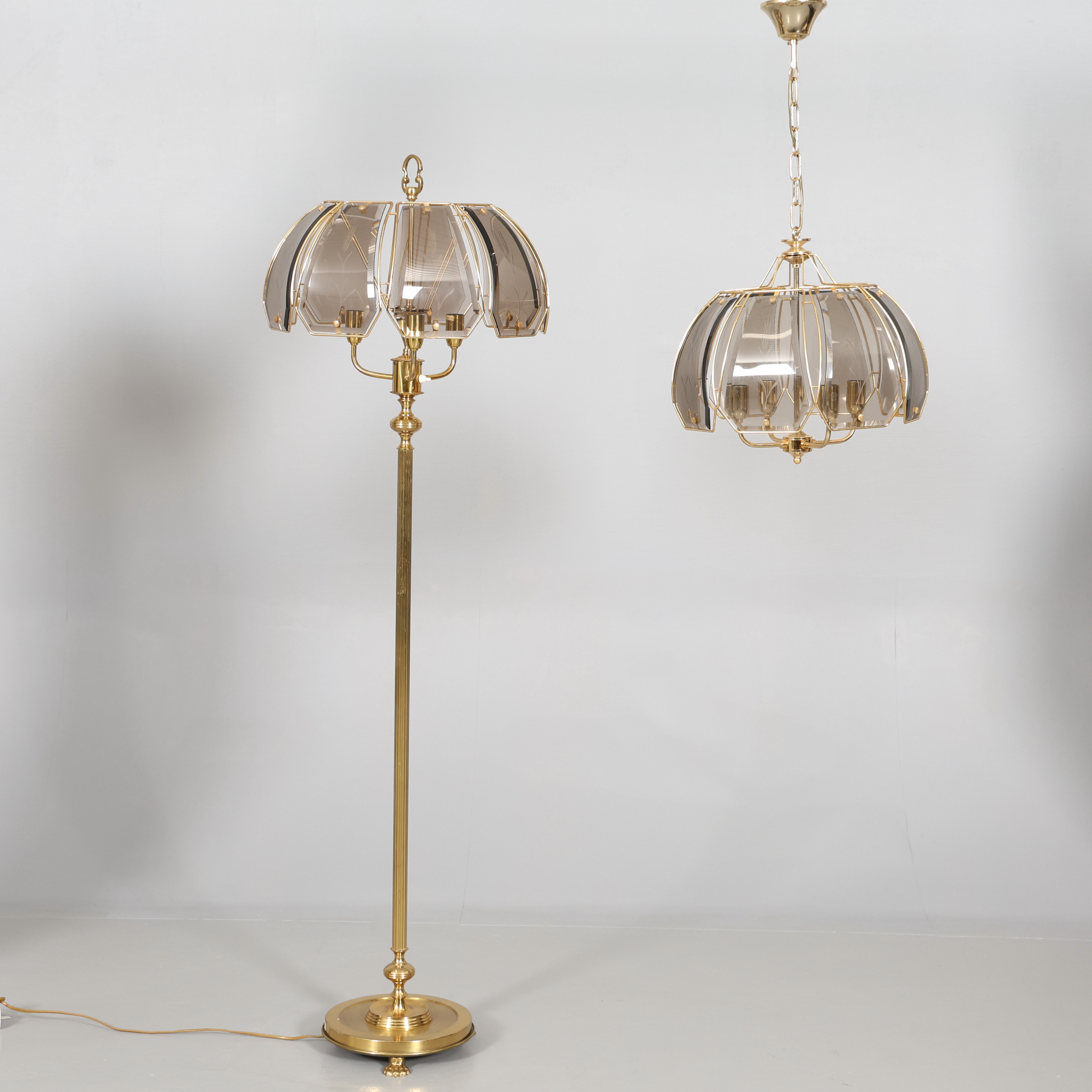 GOLVLAMPA SAMT TAKLAMPA, mässing, facetterade glasskivor med etsad dekor.