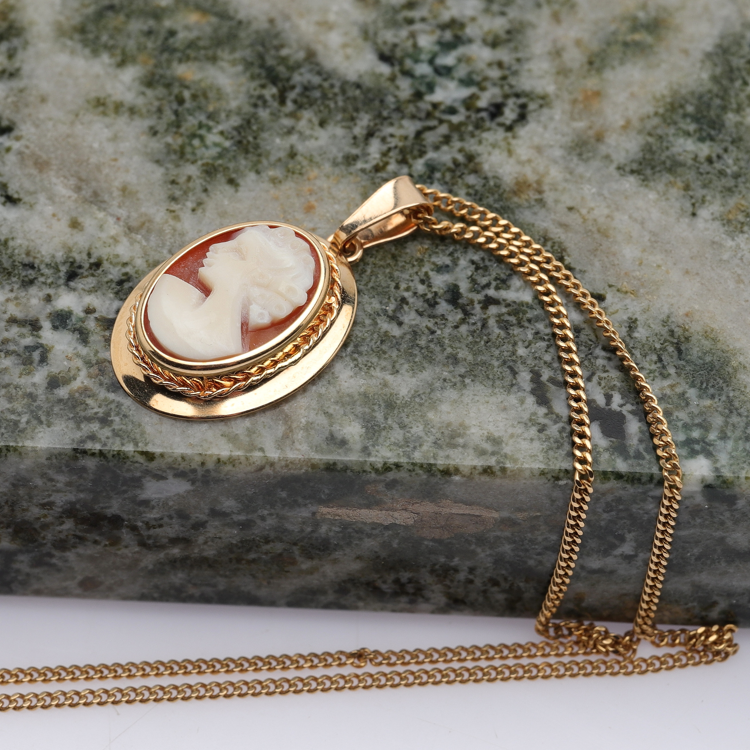 COLLIER, Snäckskalscamé, 18k guld, totalvikt ca 4,65g.