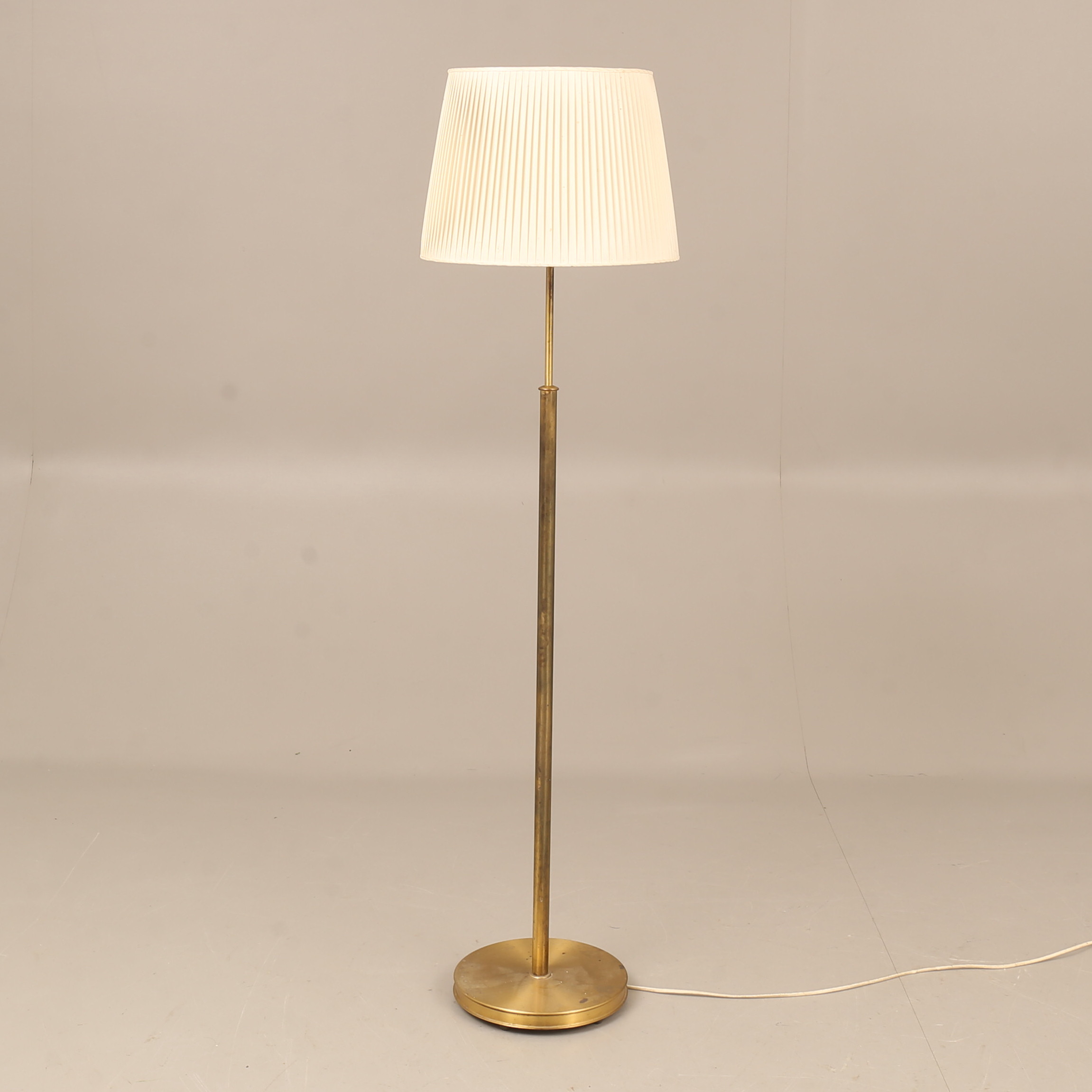 JOSEF FRANK. Golvlampa, mässing, Josef Frank för Svenskt Tenn, modell 2148.
