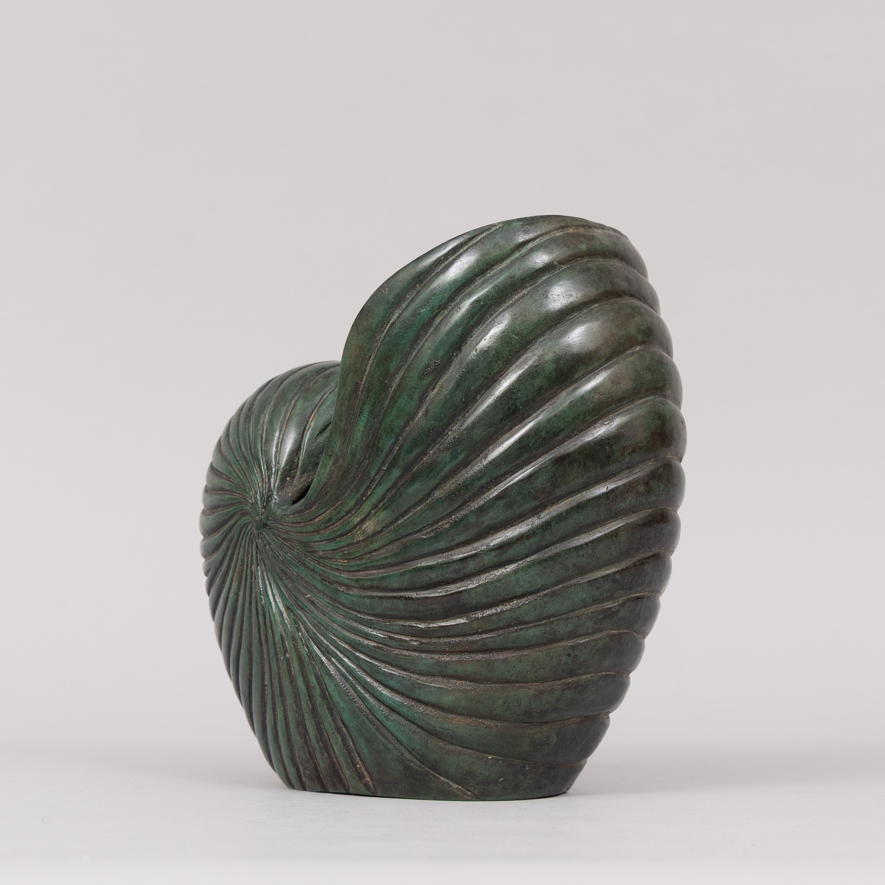 SKULPTUR/VAS, "Nautilus", grönpatinerad brons, Art People Gallery Sweden, Stämplad APG.