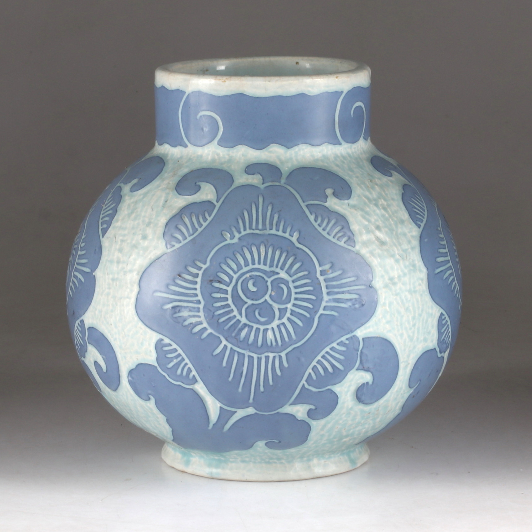 JOSEF EKBERG. Vas, "Sgraffito", signerad och daterad Gustavsberg 1920.