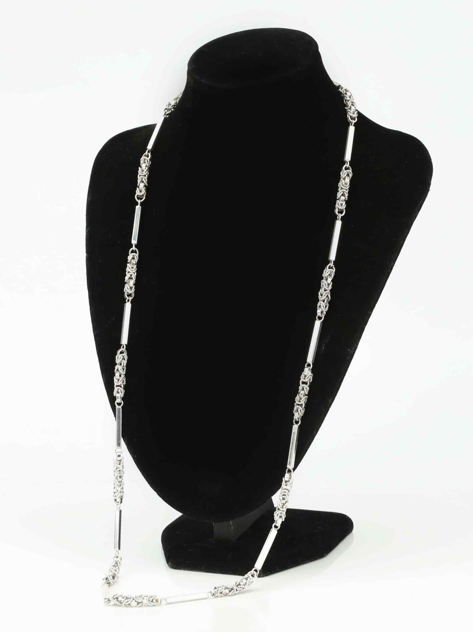 COLLIER, form av rektangulära stavar och ringar, sterlingsilver, 1900-talets andra hälft.