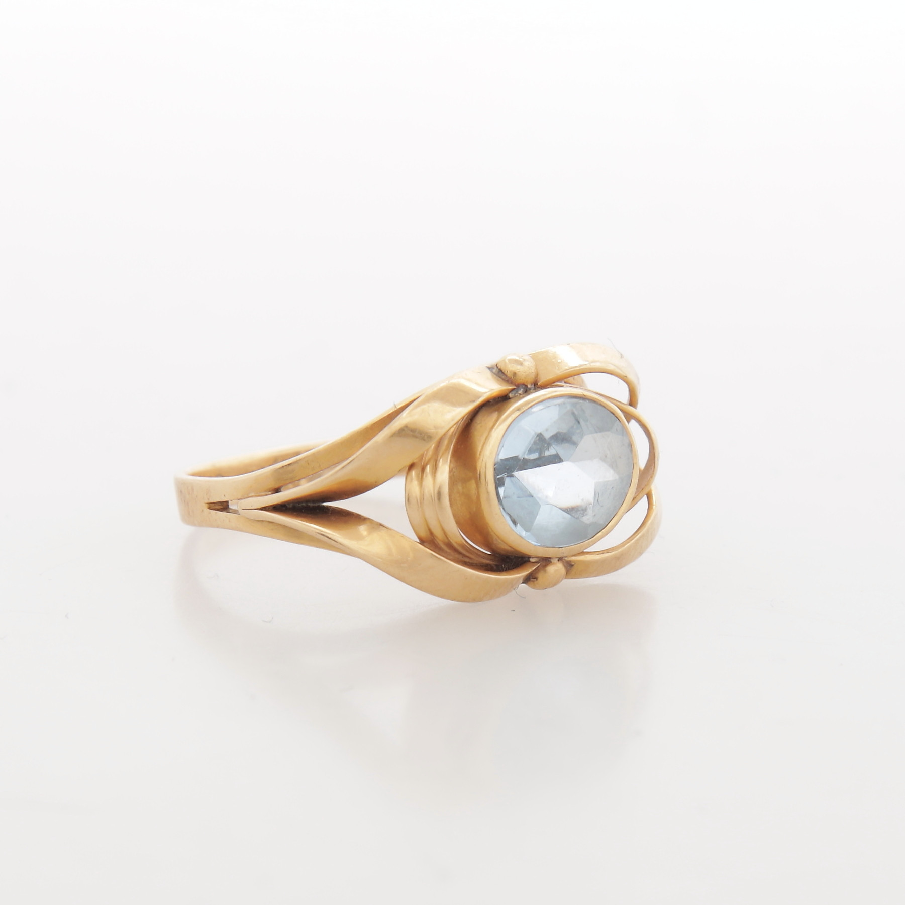 RING med sten, guld 18K, totalvikt 3,57 gram.
