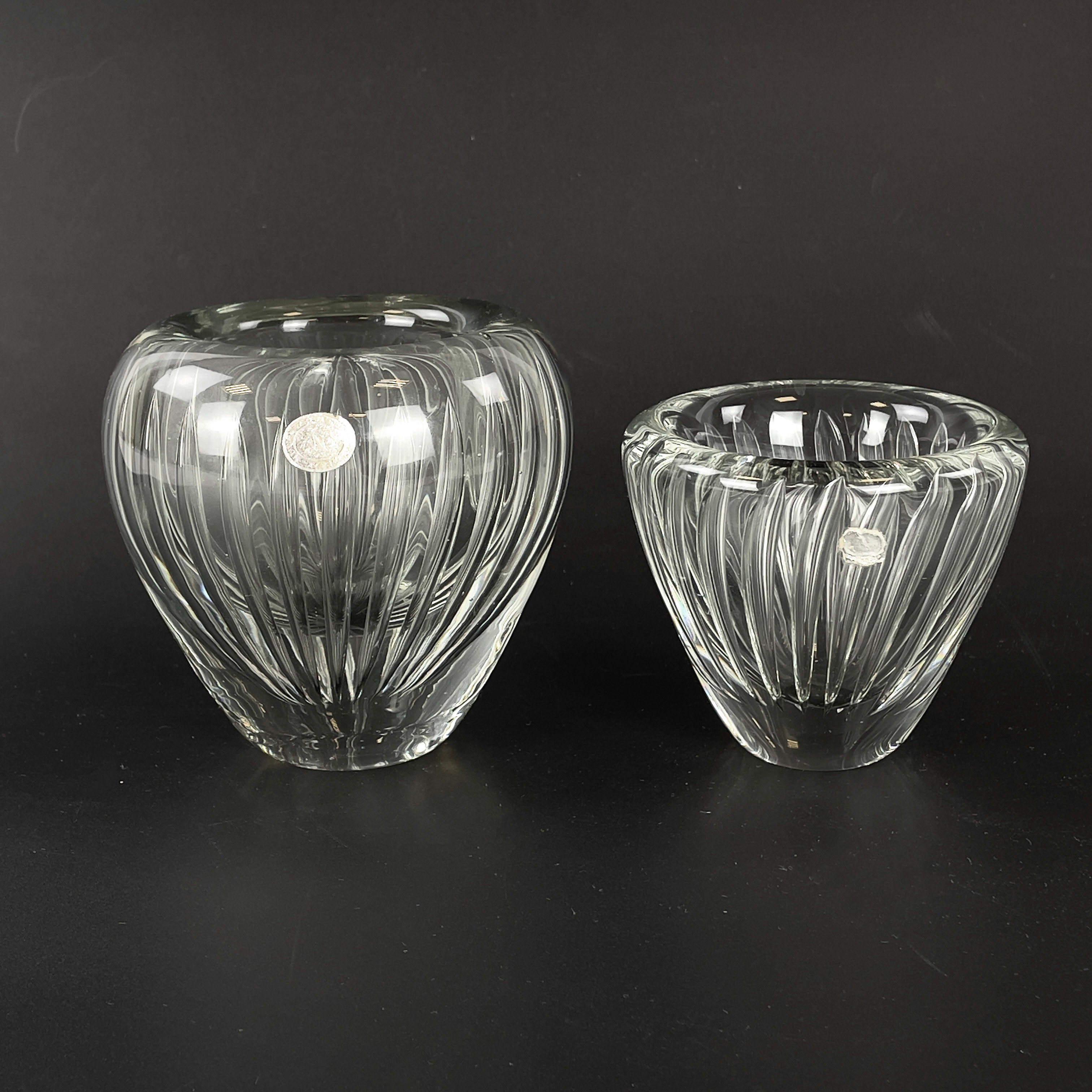 KAJ FRANCK. "Kaisla", vaser, 2 st, glas, Nuutajärvi/Notsjö, signerade, etikettmärkta, 1950-tal.