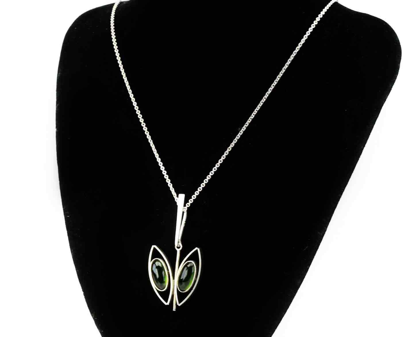 HALSBAND MED HÄNGE, grön sten, silver, 1960/70-tal.