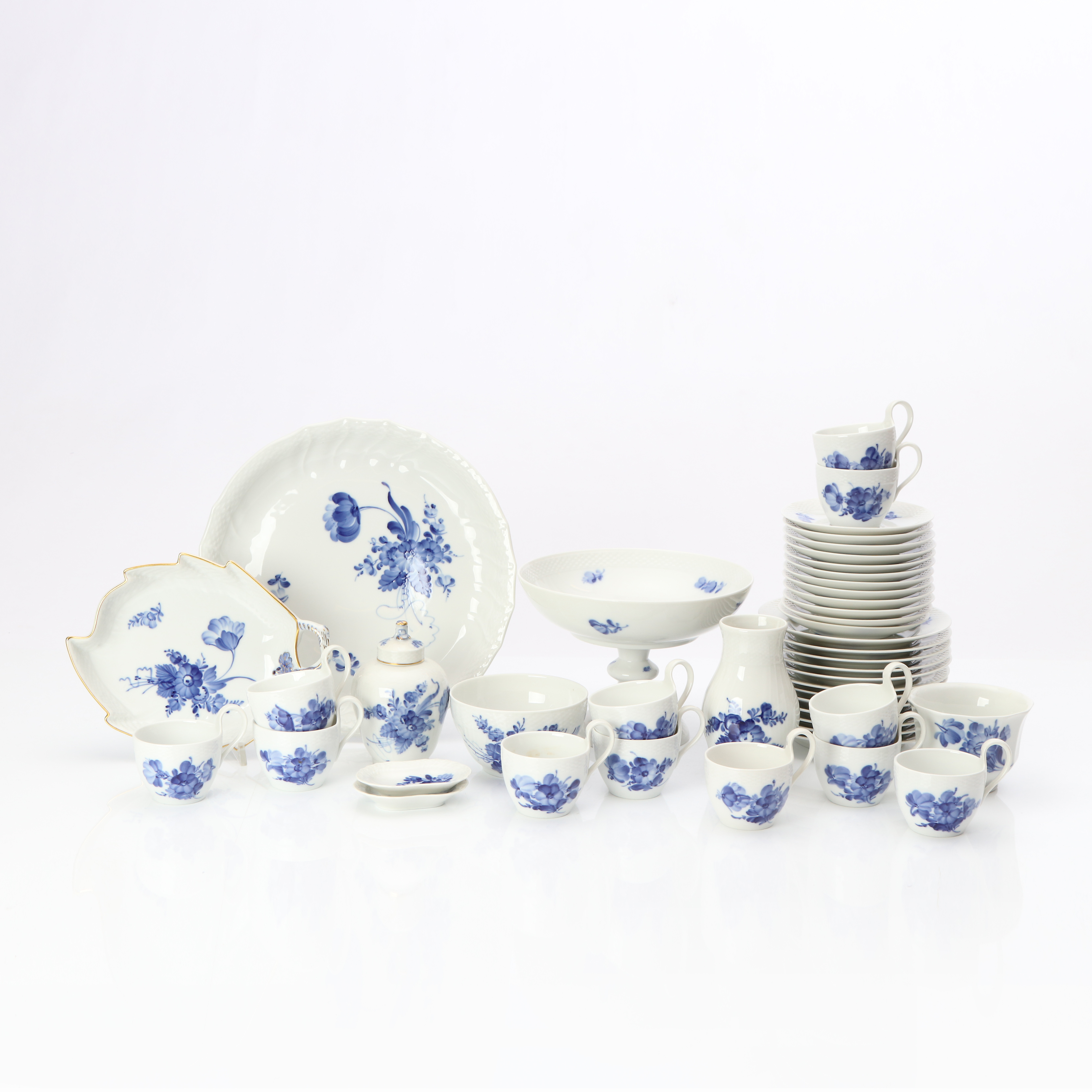 BLÅ BLOMST, KAFFESERVIS, 33 DELAR. Porslin. Royal Copenhagen.
