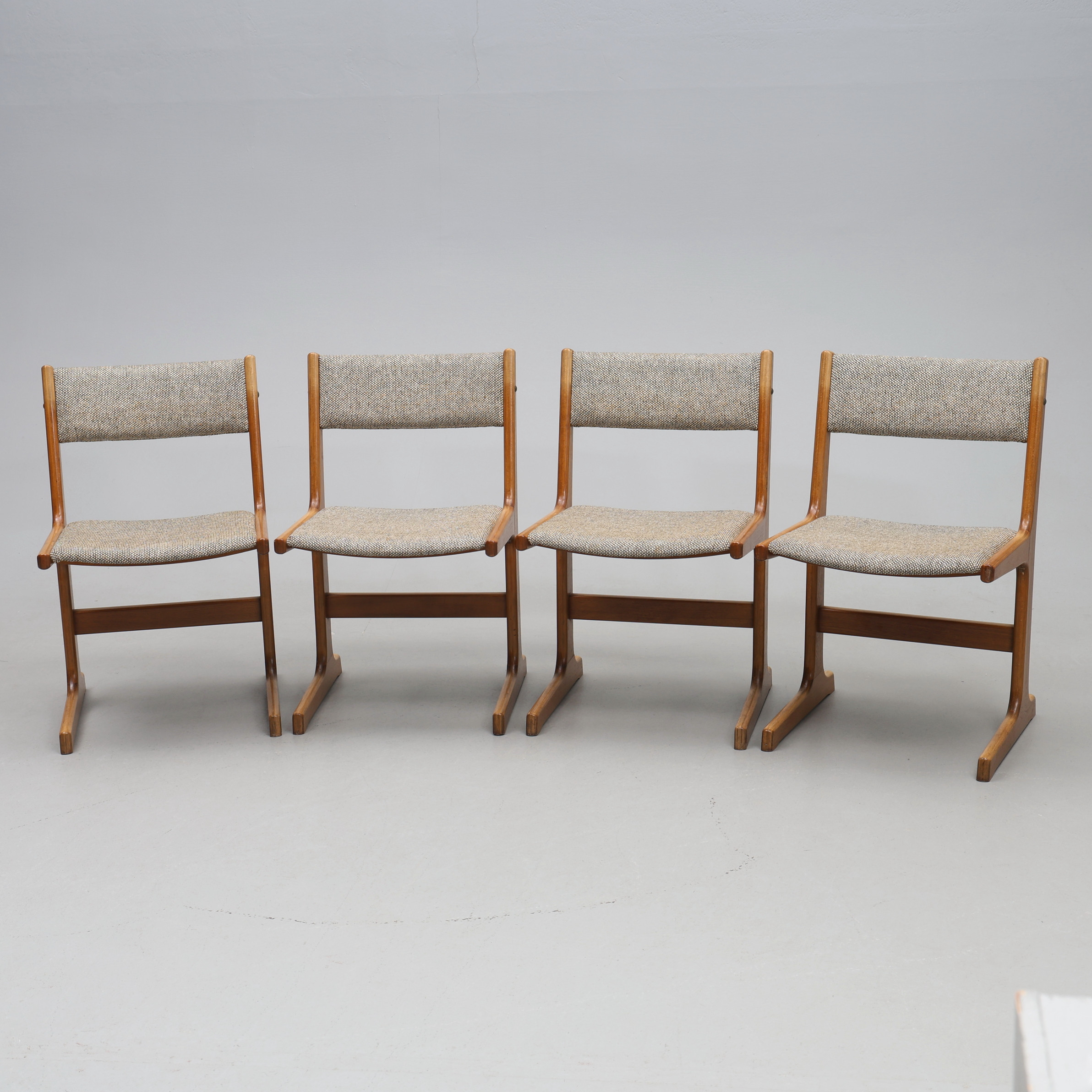 POUL H. POULSEN. Stolar 4 st, ek, Farstrup, Danmark, 1960-tal.