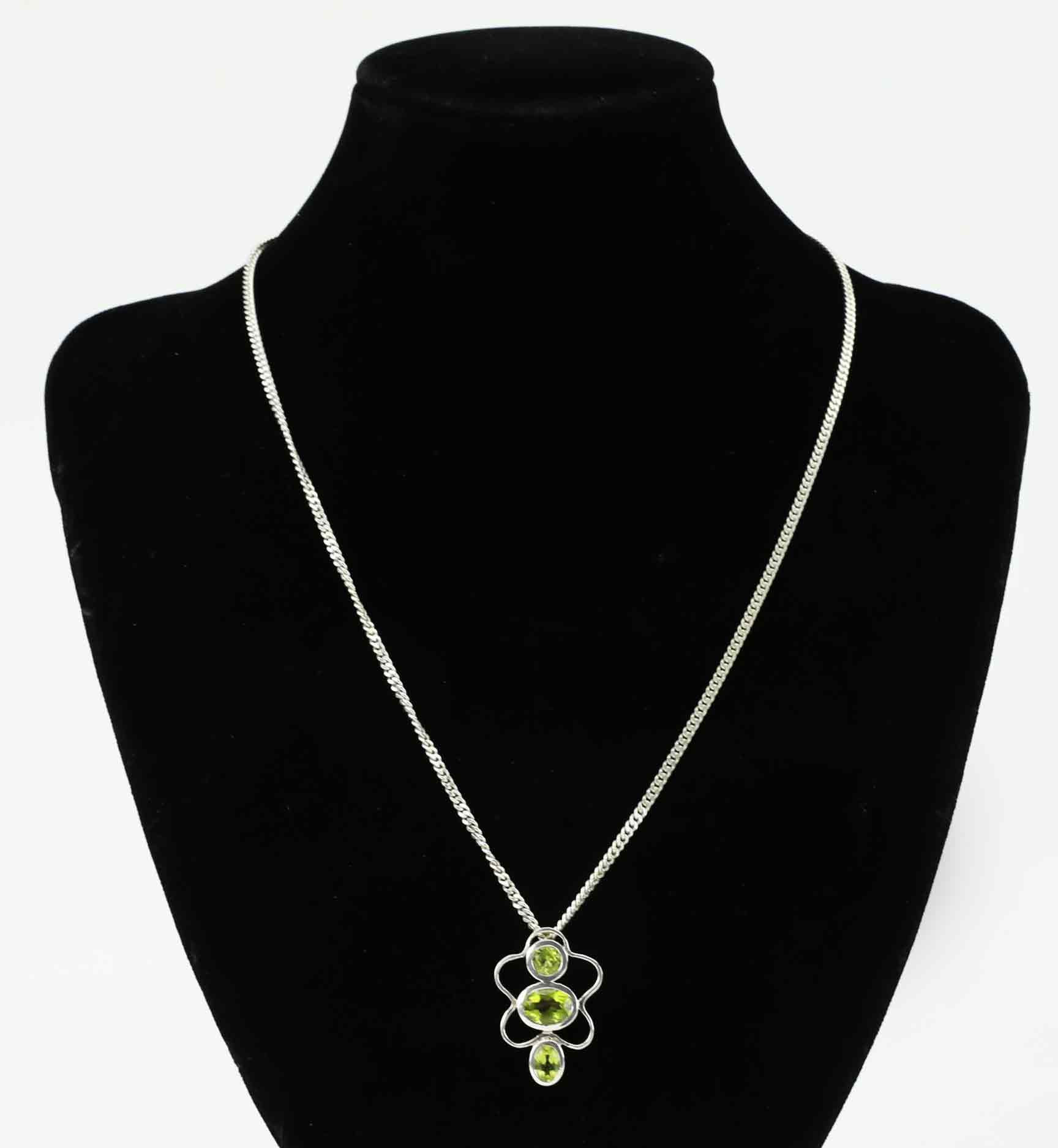 HALSBAND MED HÄNGE, peridot, sterlingsilver, 1900-talets andra hälft.