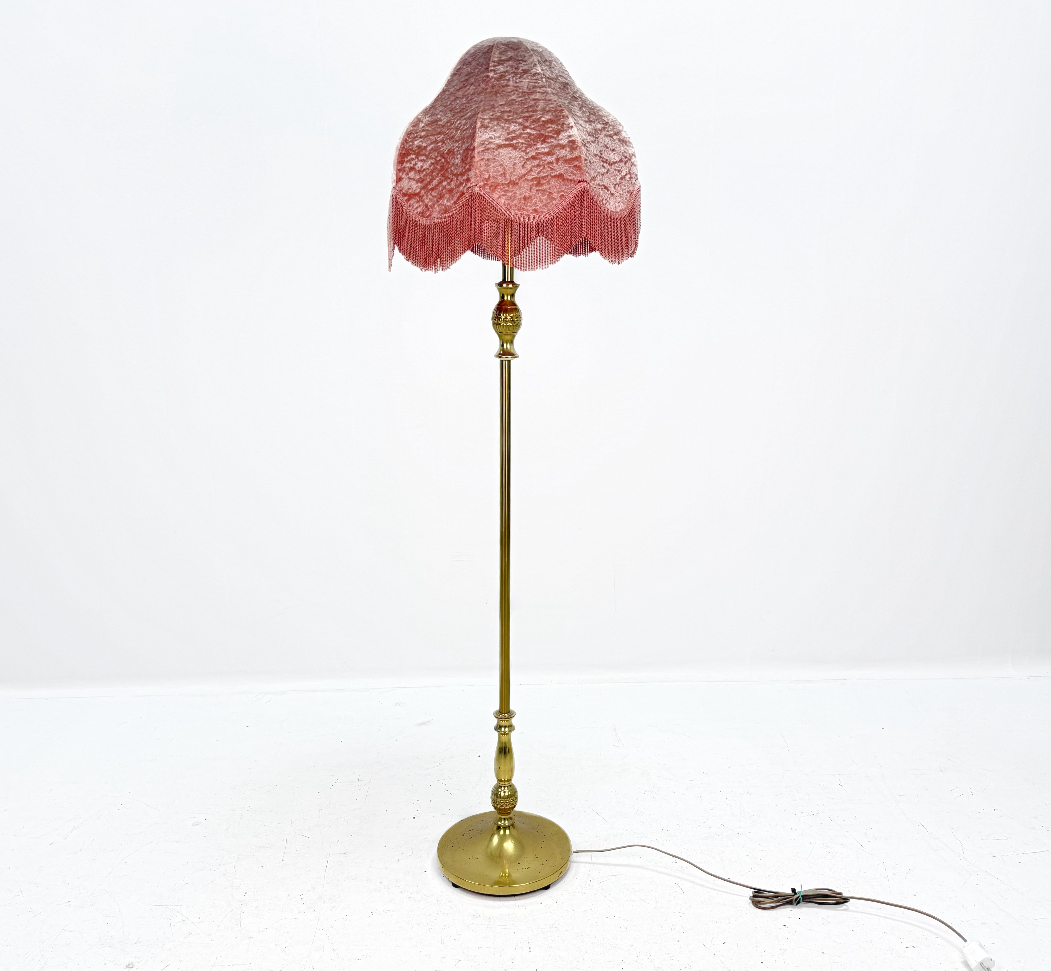 GOLVLAMPA, fransskärm, mässingplåt, 1900 tal.