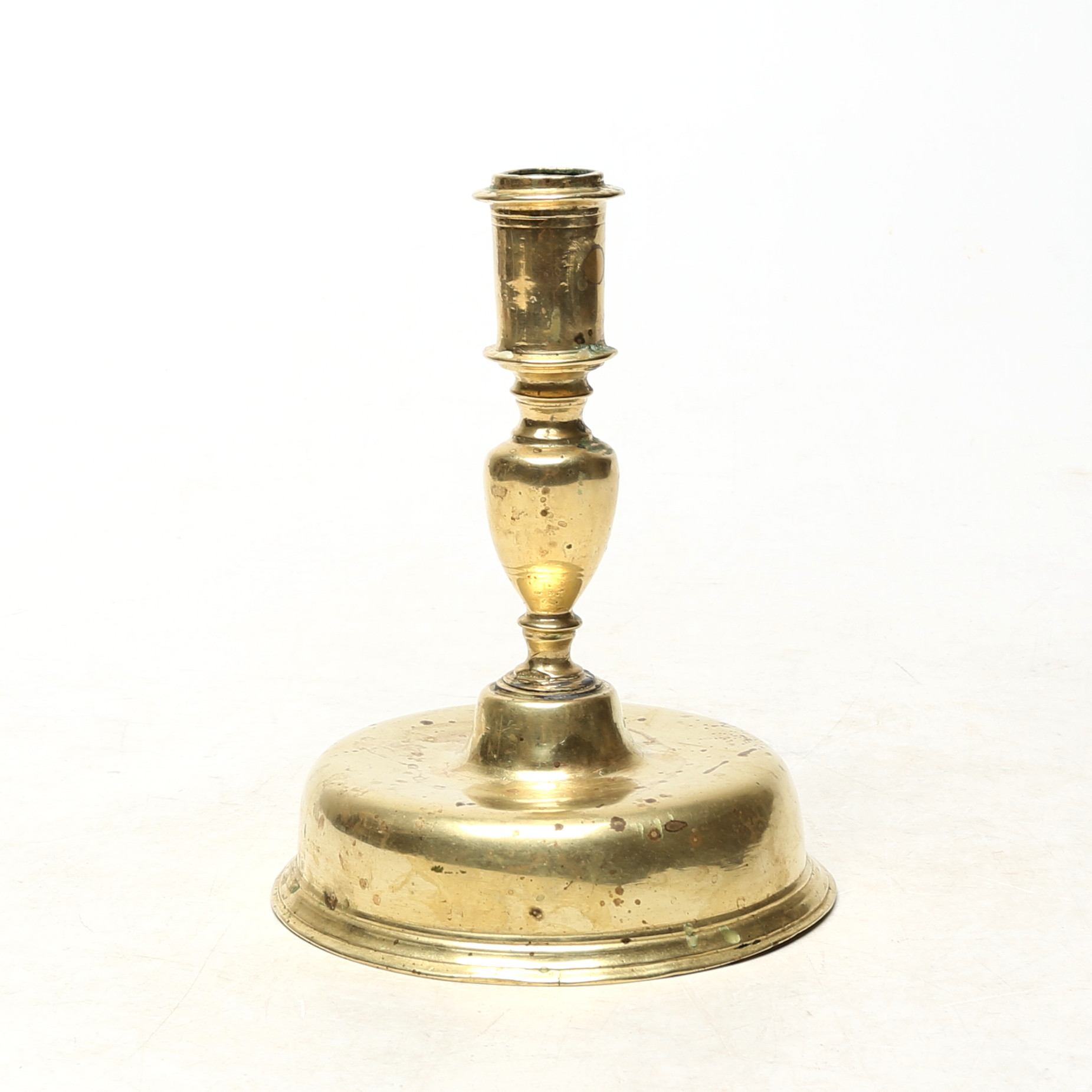 LJUSSTAKE, mässing, barock, klockformad, sannolikt 1600-talets slut.
