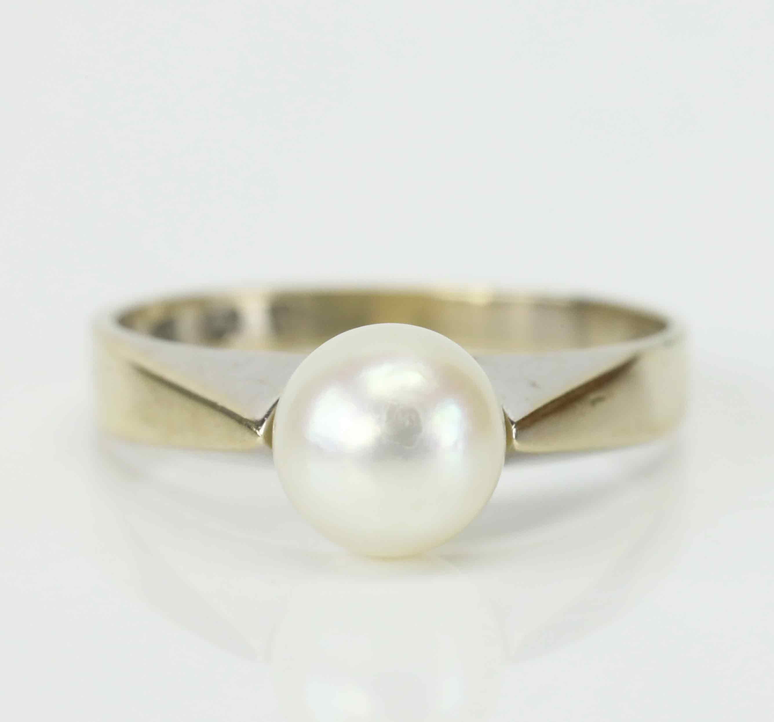 RING, guld 18k, odlad pärla, Bengt Hallberg Guldsmeds AB, Köping, 1981.