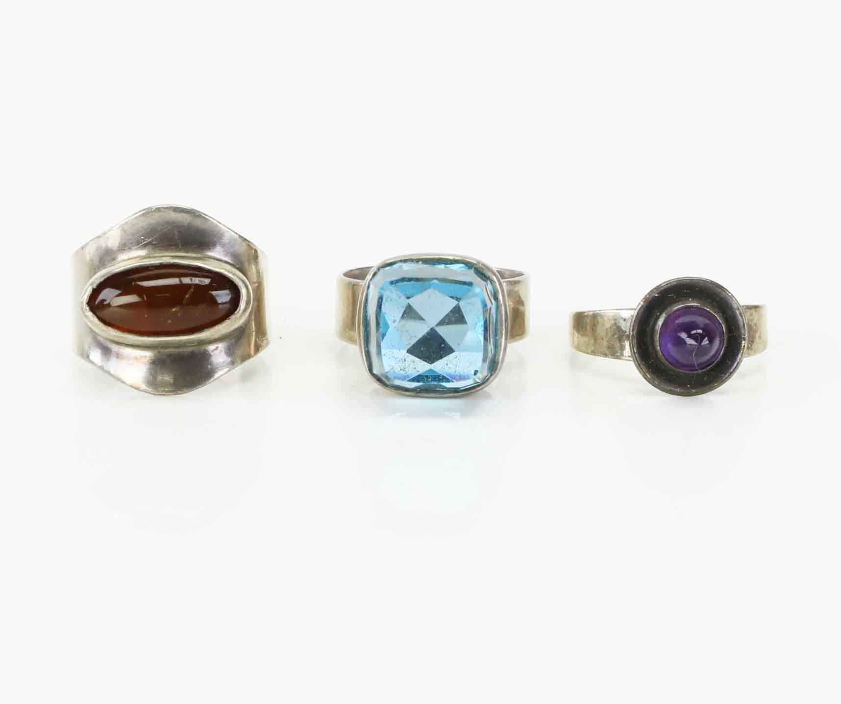 RINGAR, 3 st, silver, stenar, 1900-talets andra hälft.