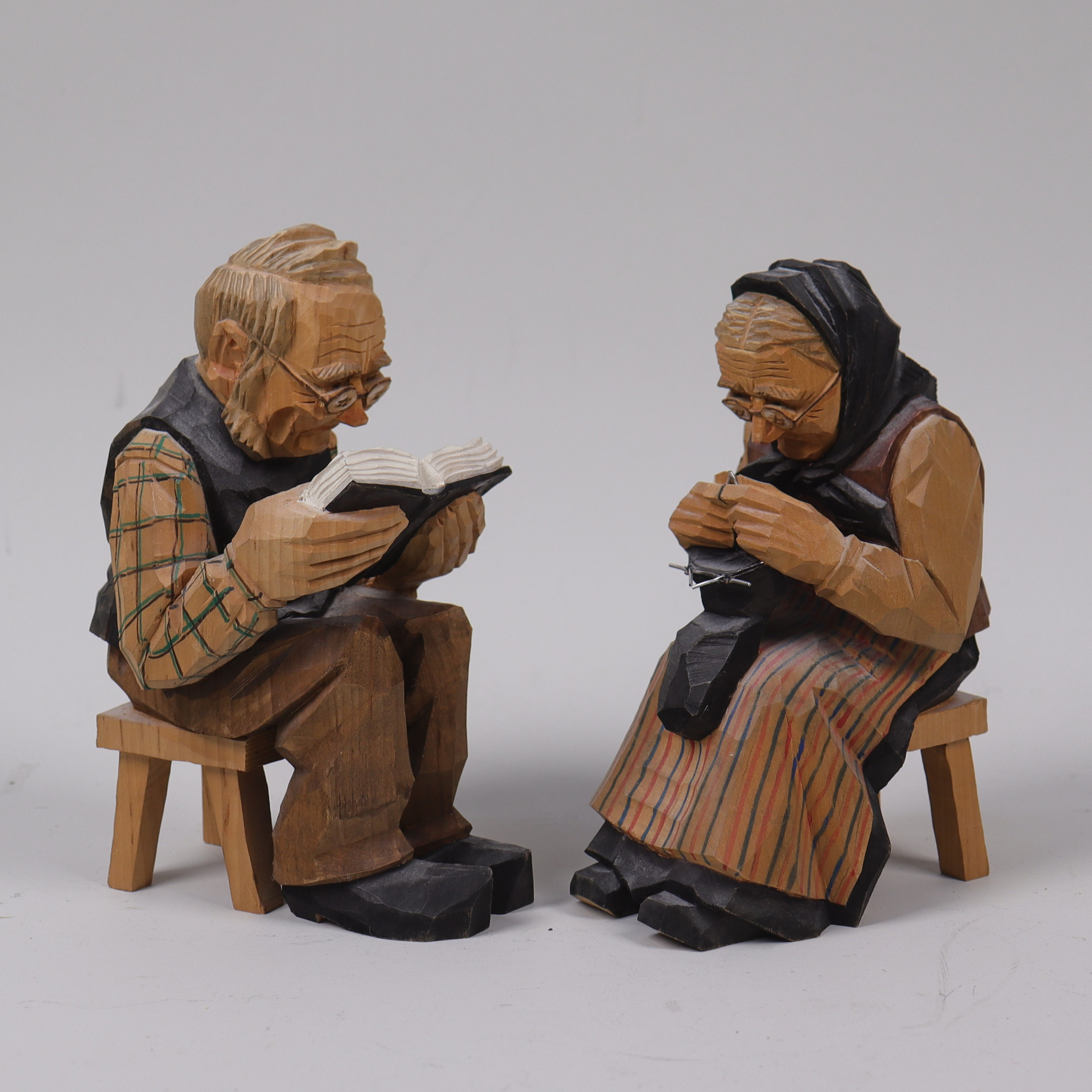 KARL EDVIN JÖNSSON. träfigurer, skuret och bemålat trä, Hannas, Hammenhög, 2 st.