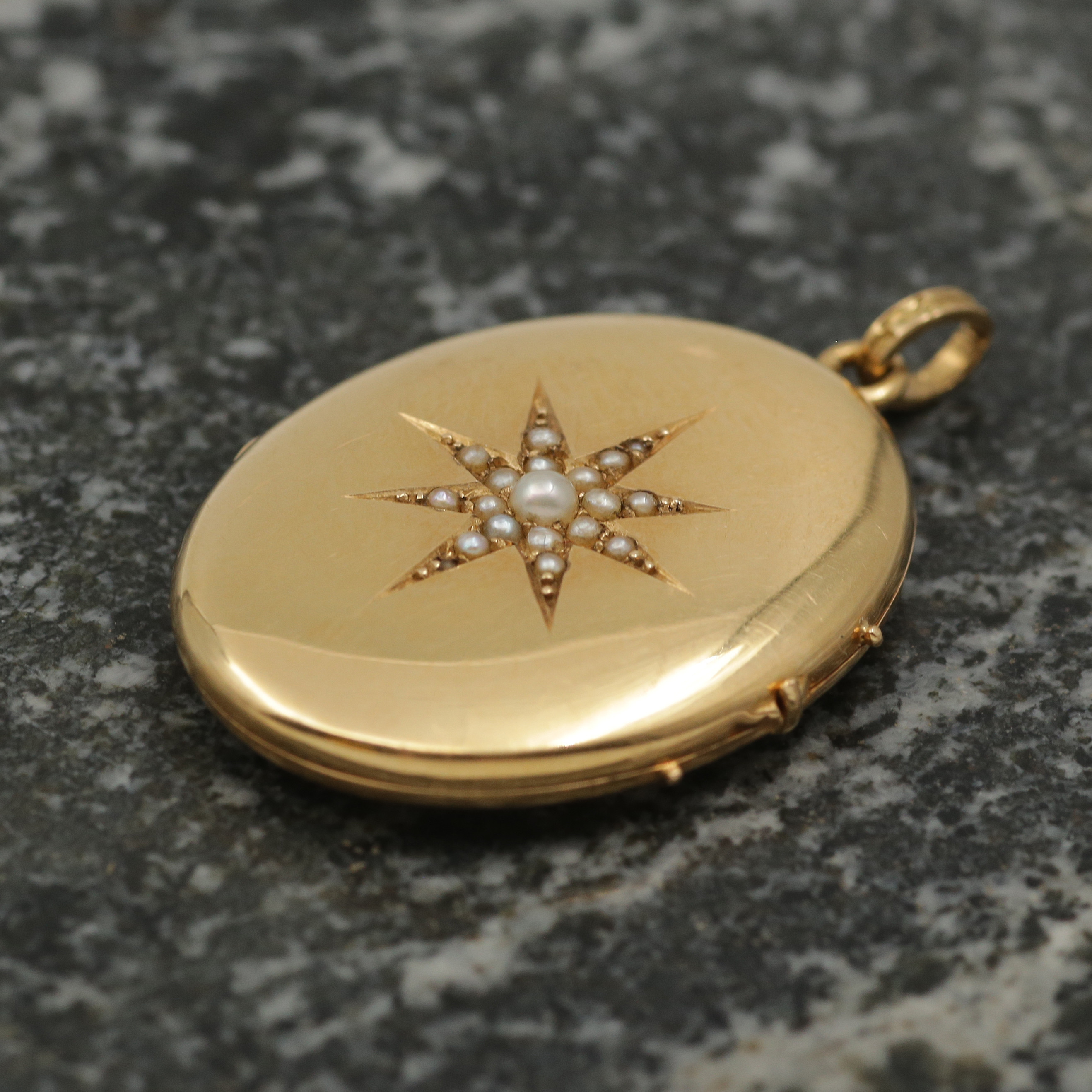 18K GULDBERLOCK "FOTOGÖMMA".