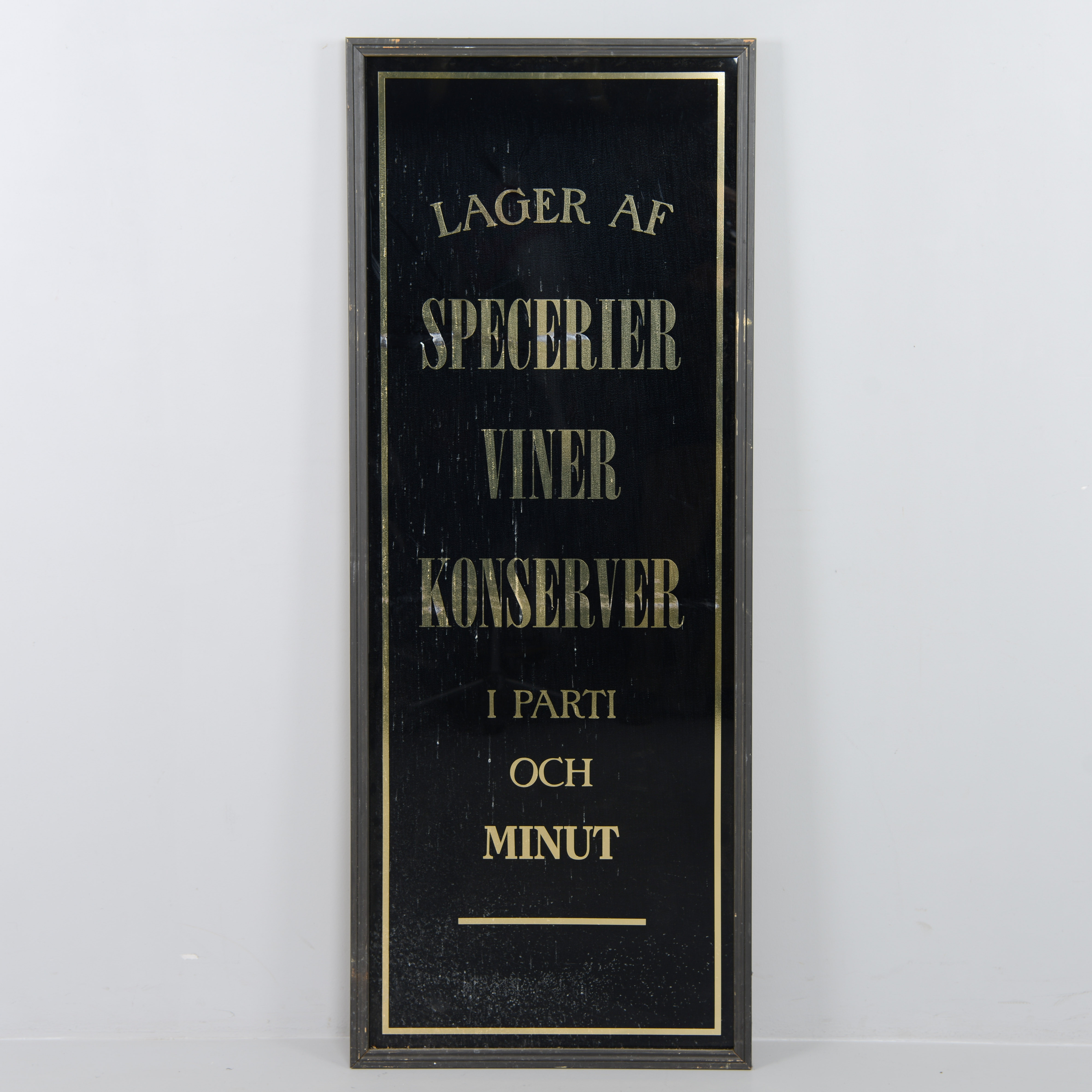 REKLAMSKYLT, "Lager af Specerier Viner Konserver i parti och minut", 1900-tal.