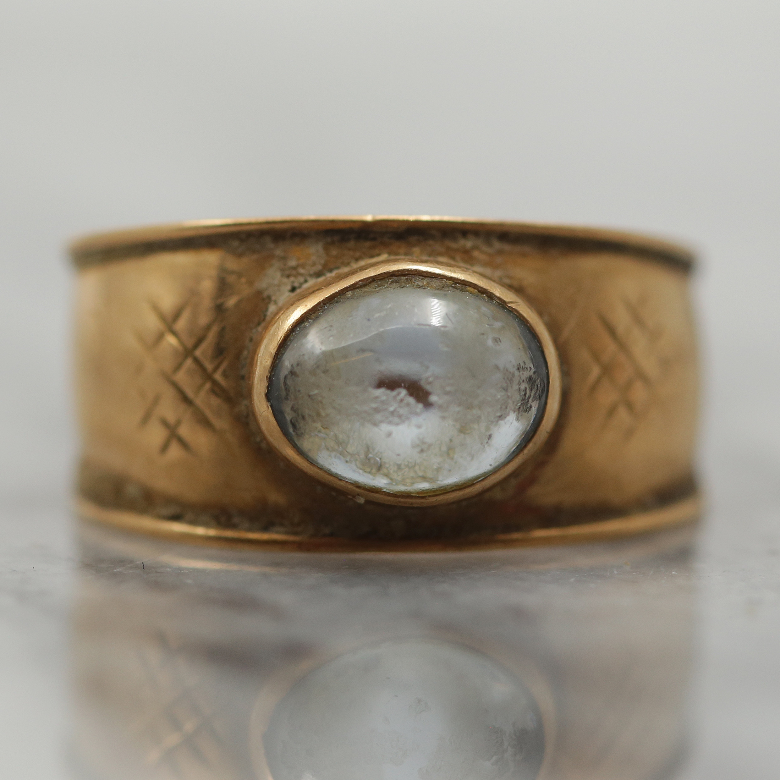 18K GULDRING, VIT STEN, RAHLÉN BORÅS K9 (1960).